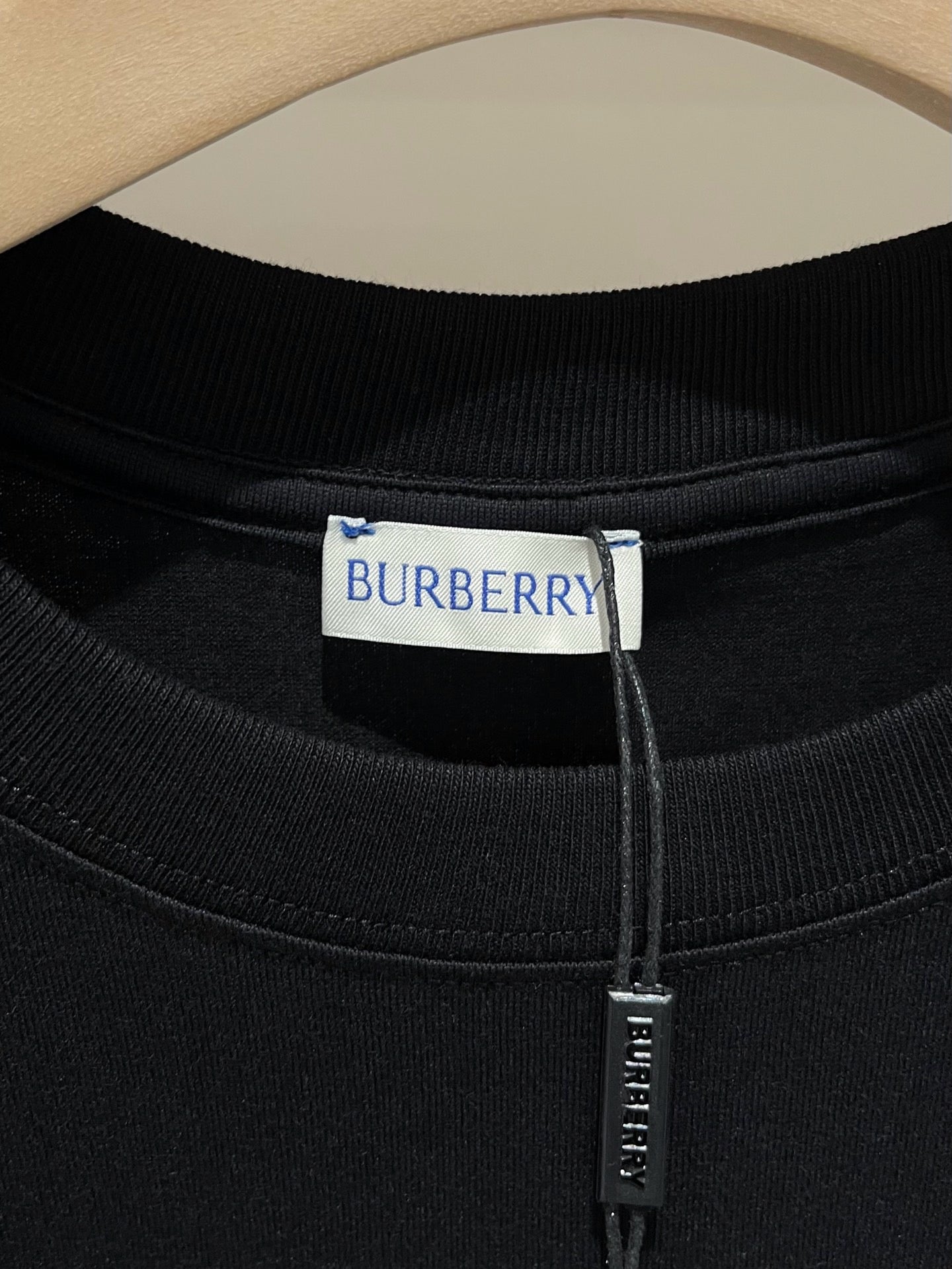 تي شيرت أبيض وأسود