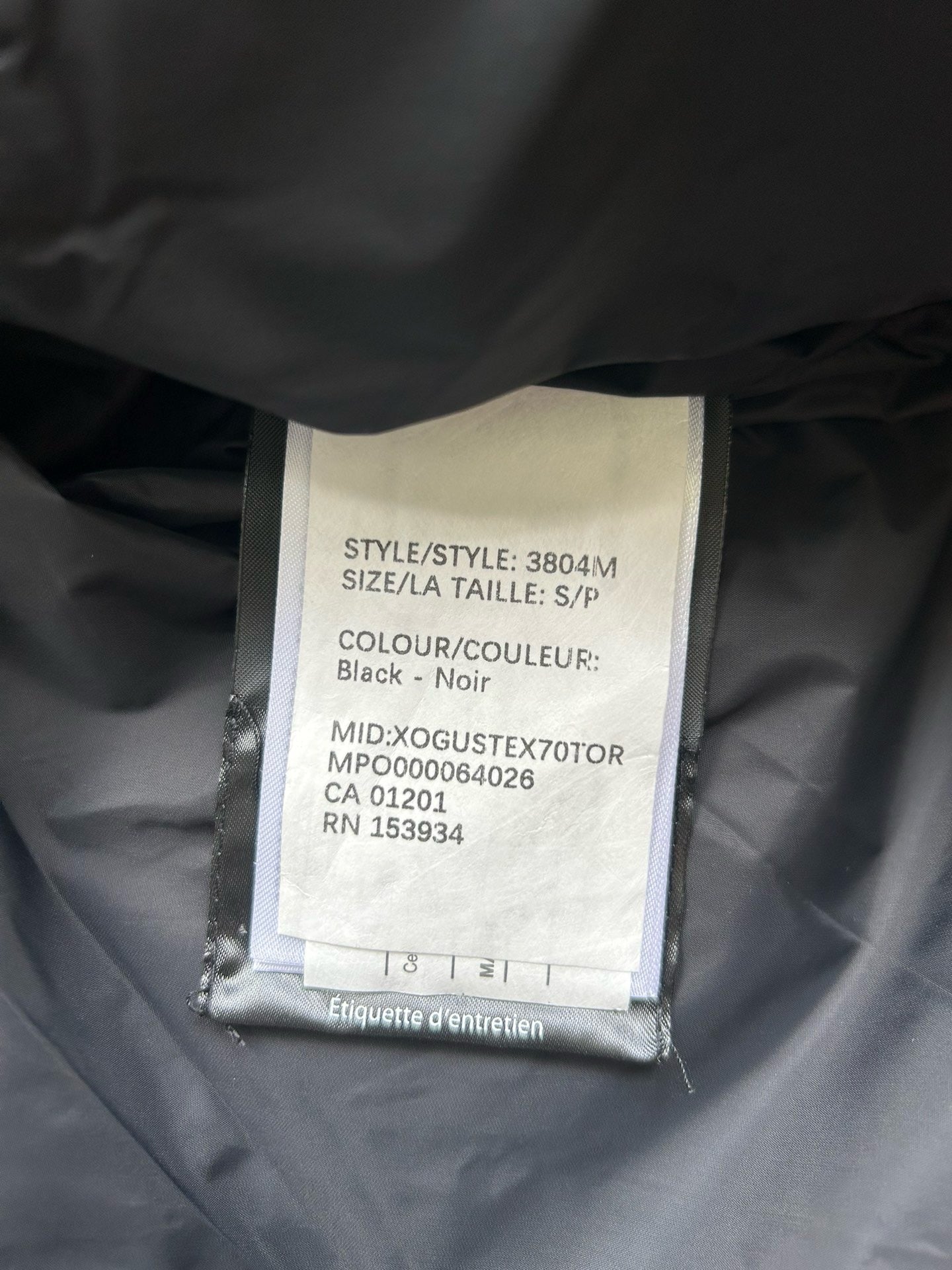 Weiße, graue, blaue und schwarze Jacke