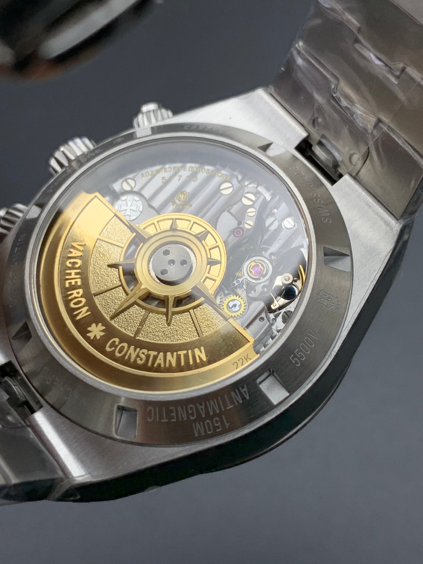 ساعة بيضاء زرقاء