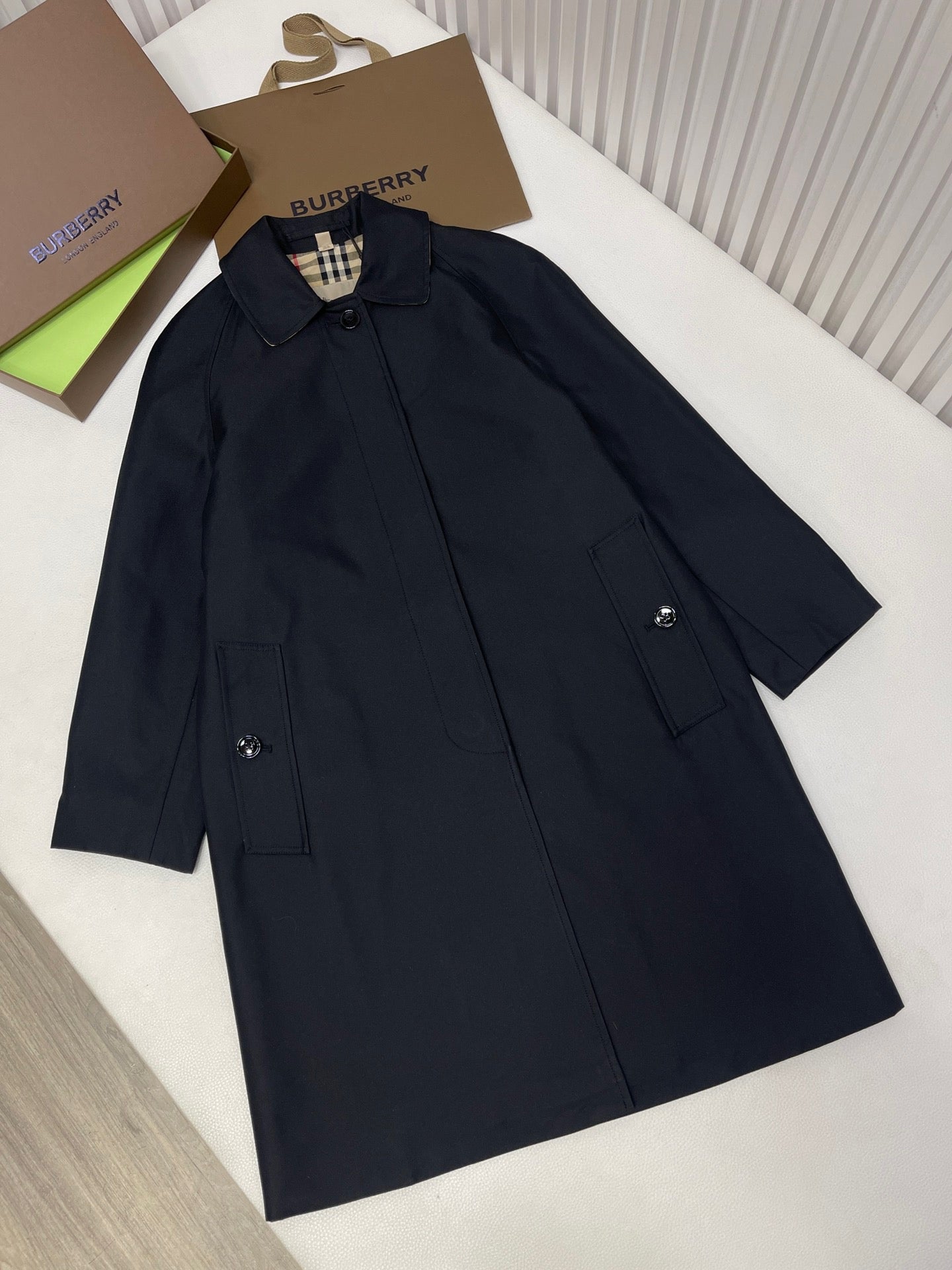 Schwarze und khakifarbene Jacke