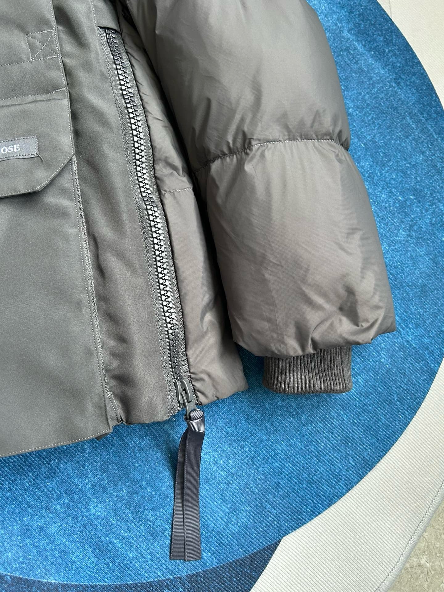 Weiße, graue und schwarze Jacke