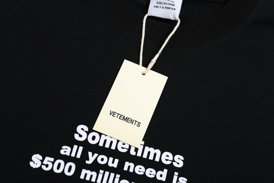 Schwarz-weißes T-Shirt