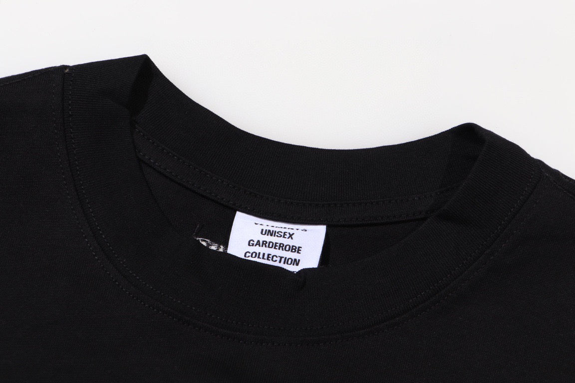 تي شيرت أبيض وأسود