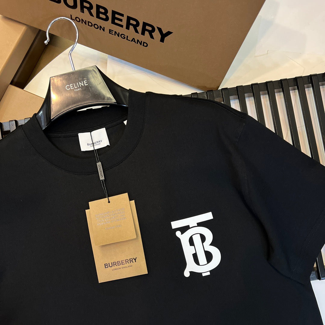 Schwarzes, khakifarbenes und weißes T-Shirt