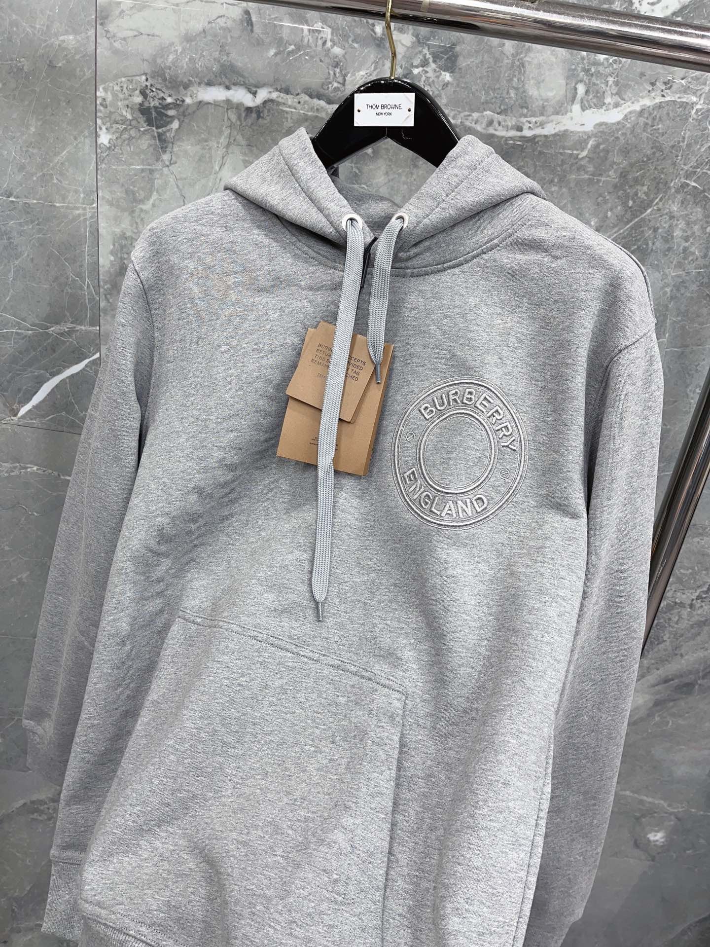 Schwarz-grauer Kapuzenpullover