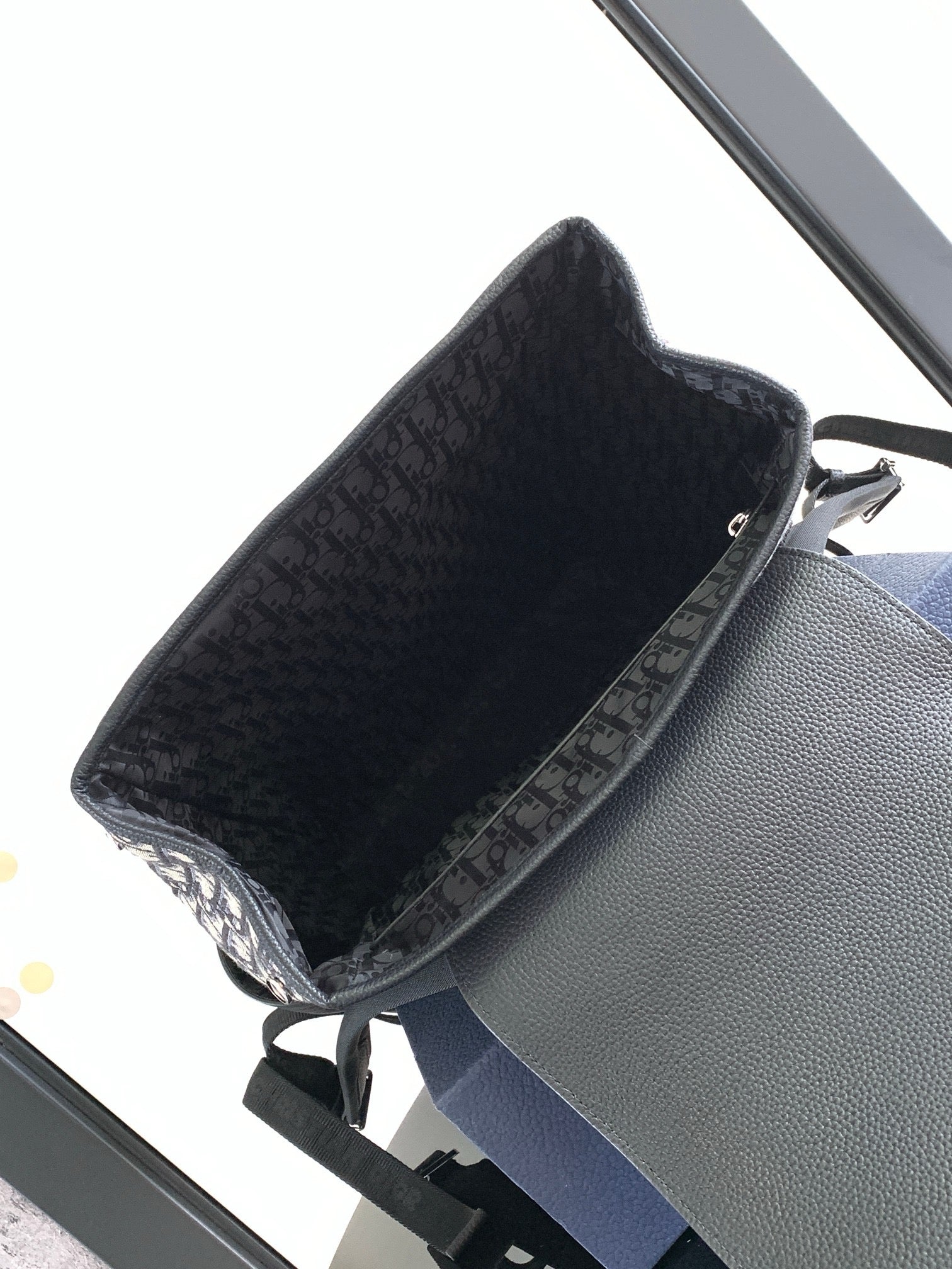 Aprikosen- und schwarze Tasche