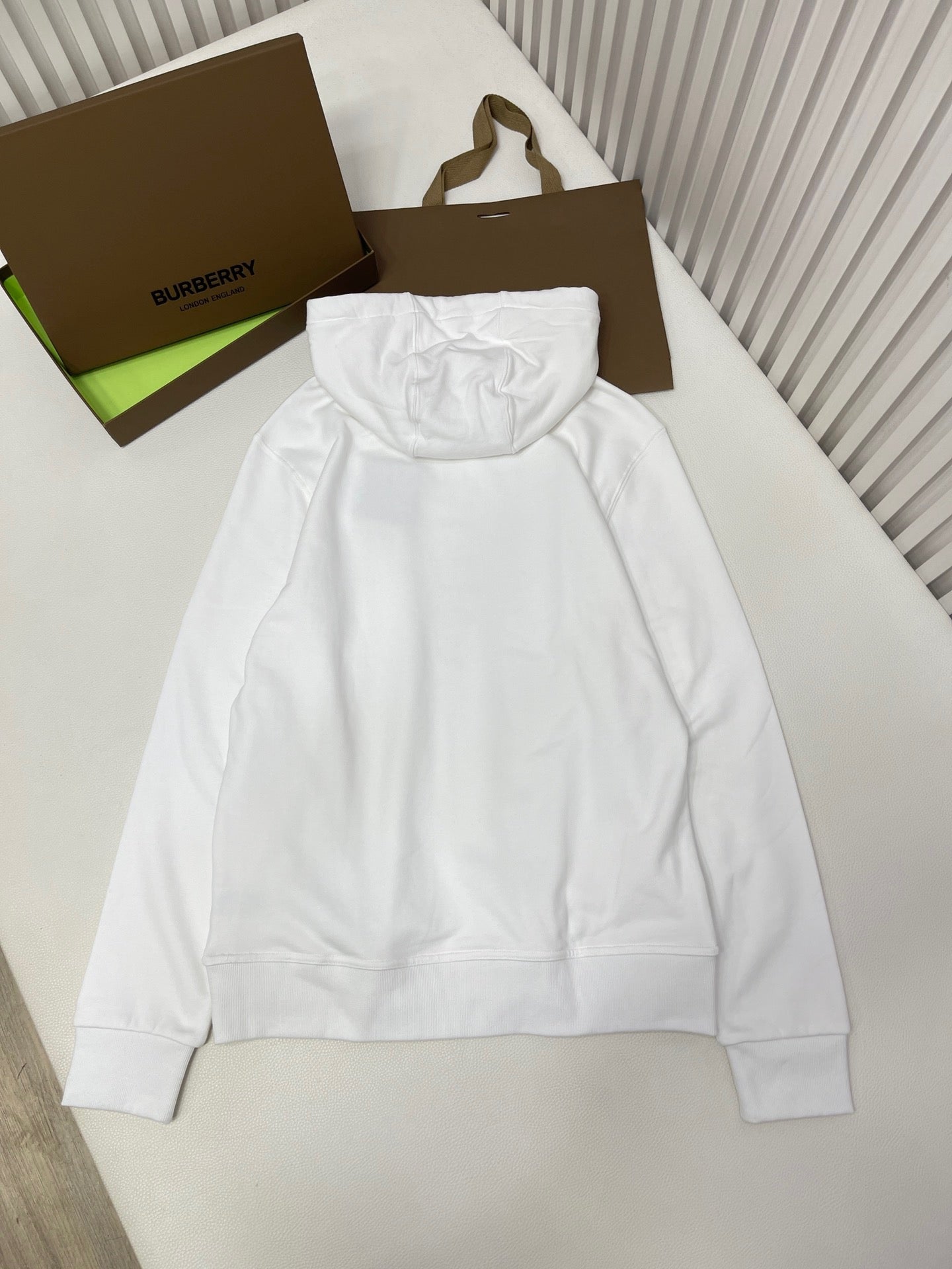 Schwarz-weißer Kapuzenpullover