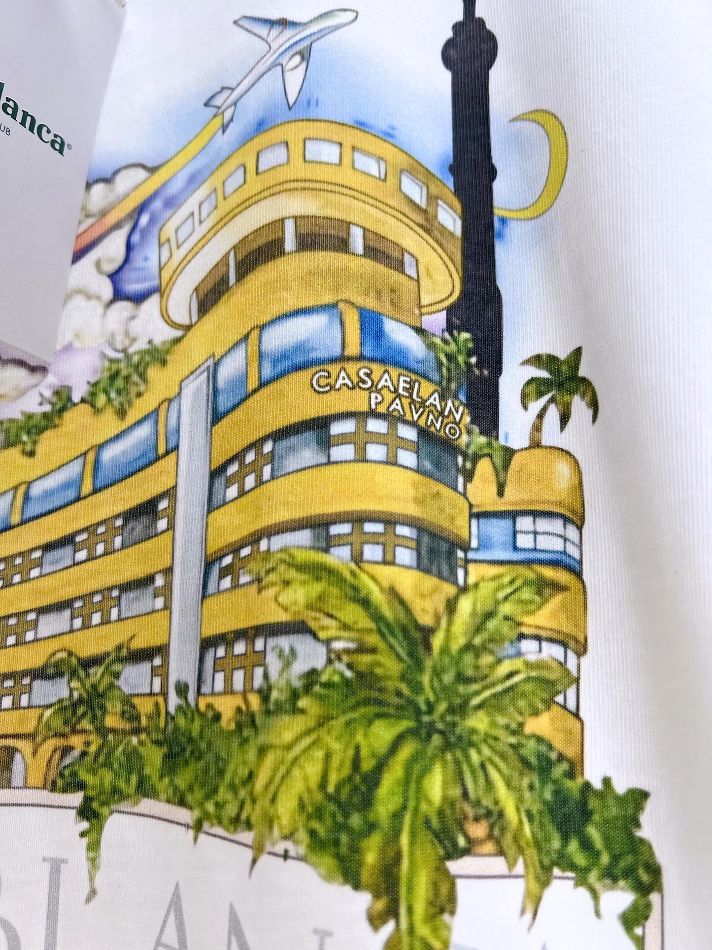 Camiseta azul y blanca