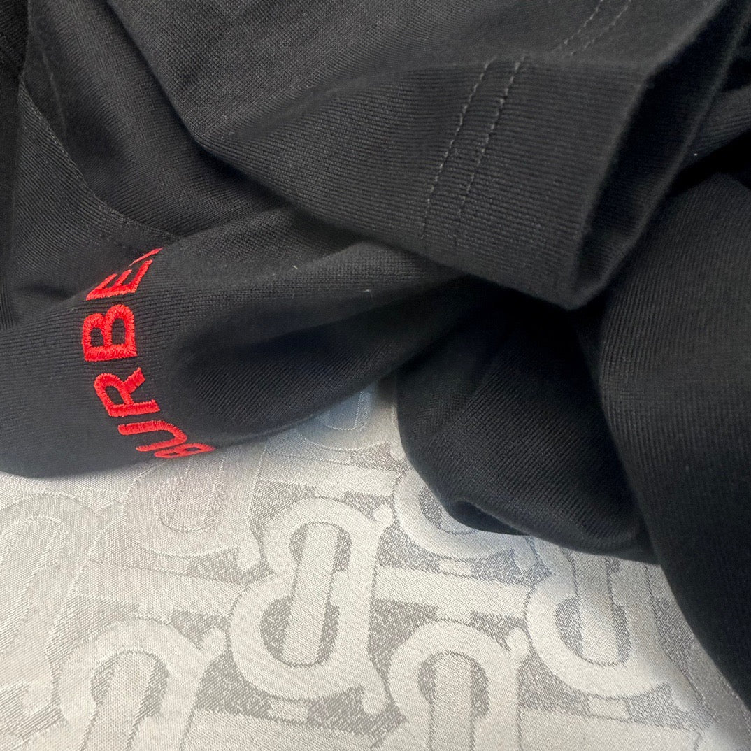 Schwarzes, khakifarbenes und weißes T-Shirt