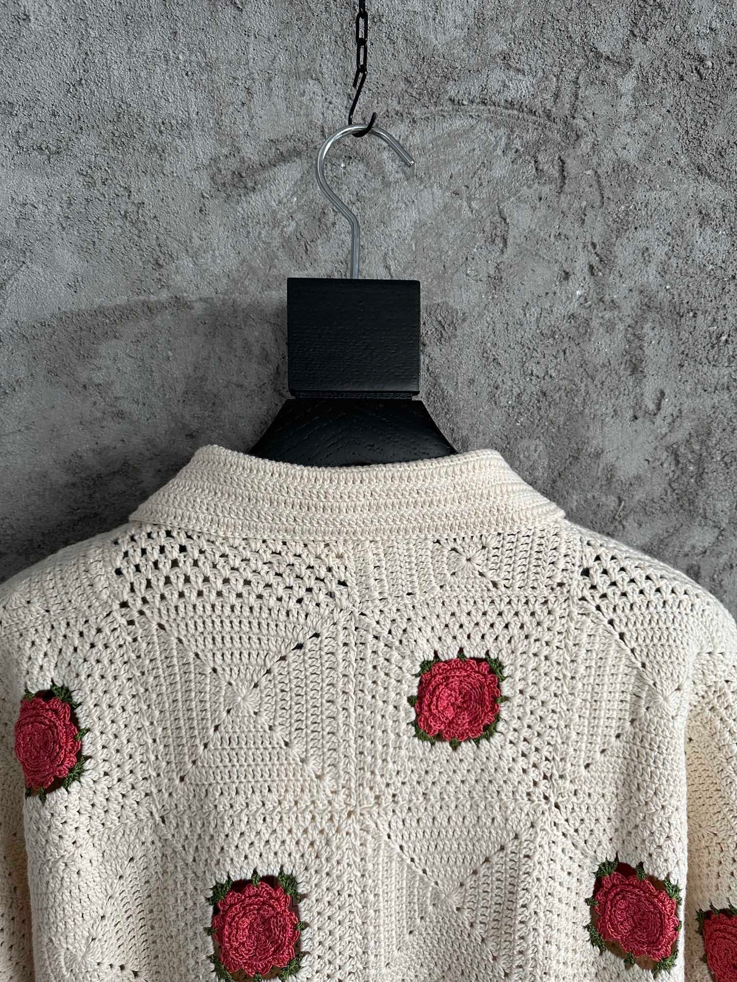 قميص متعدد الألوان