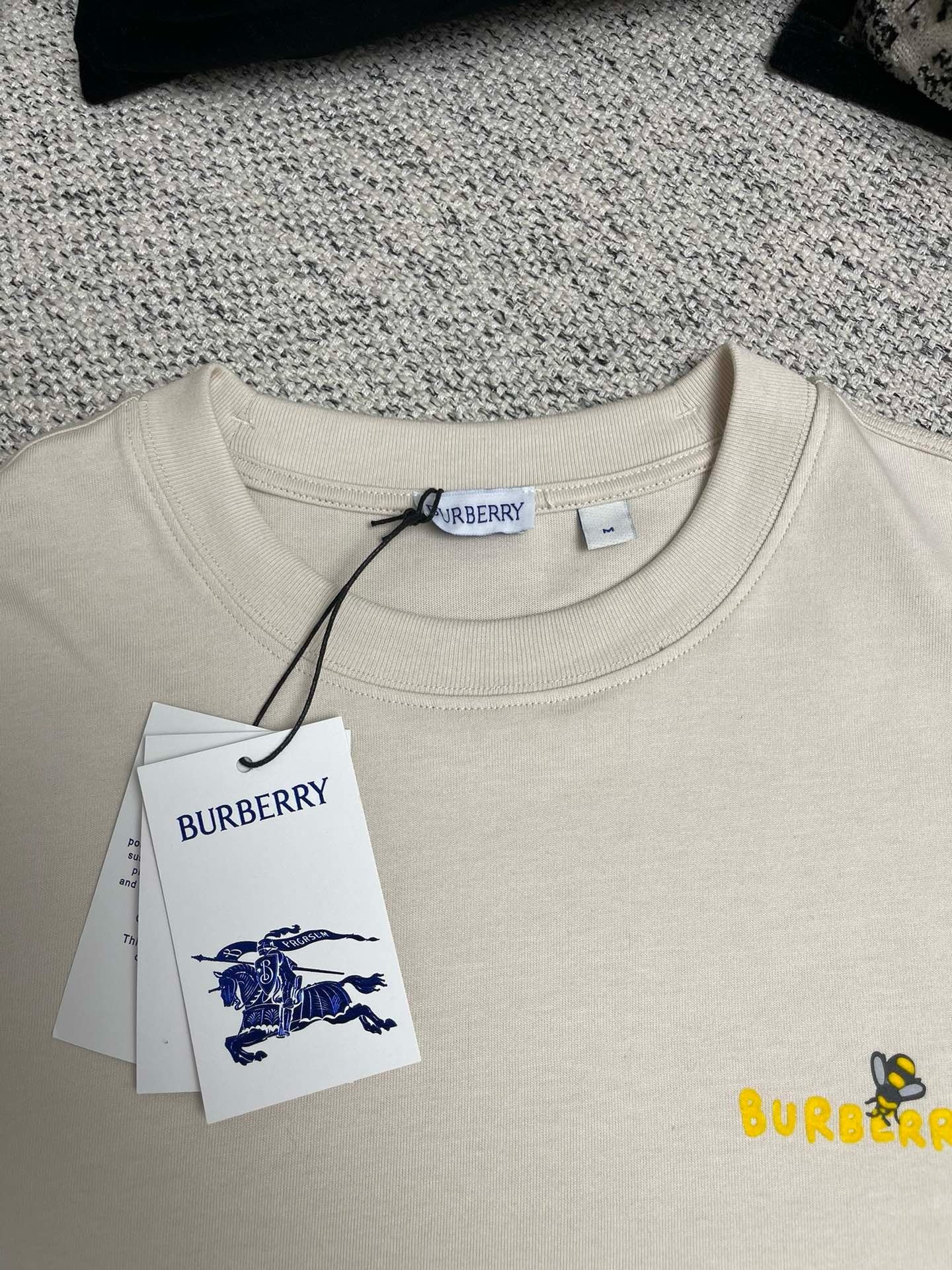 Aprikosen- und graues T-Shirt