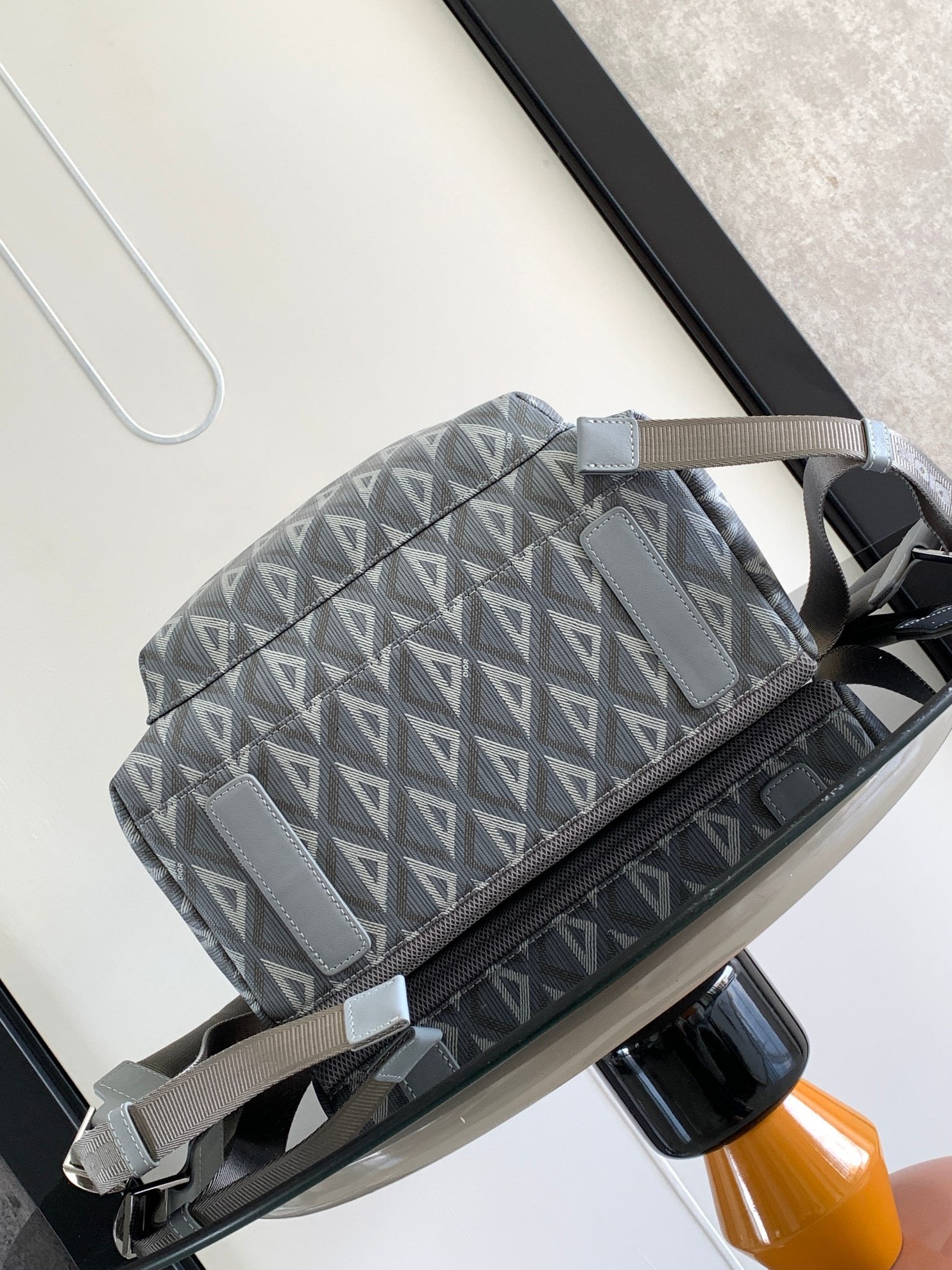 Schwarze und graue Tasche