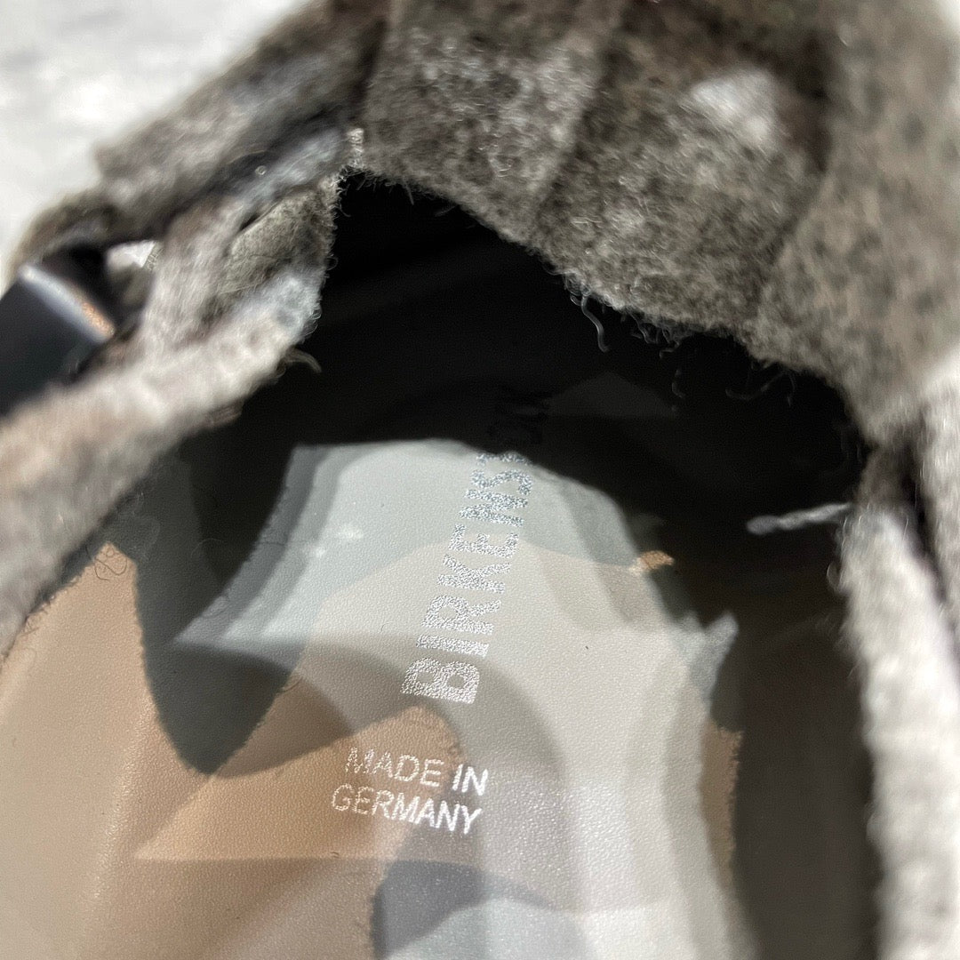 أحذية باللون الأسود والرمادي والأبيض العاجي