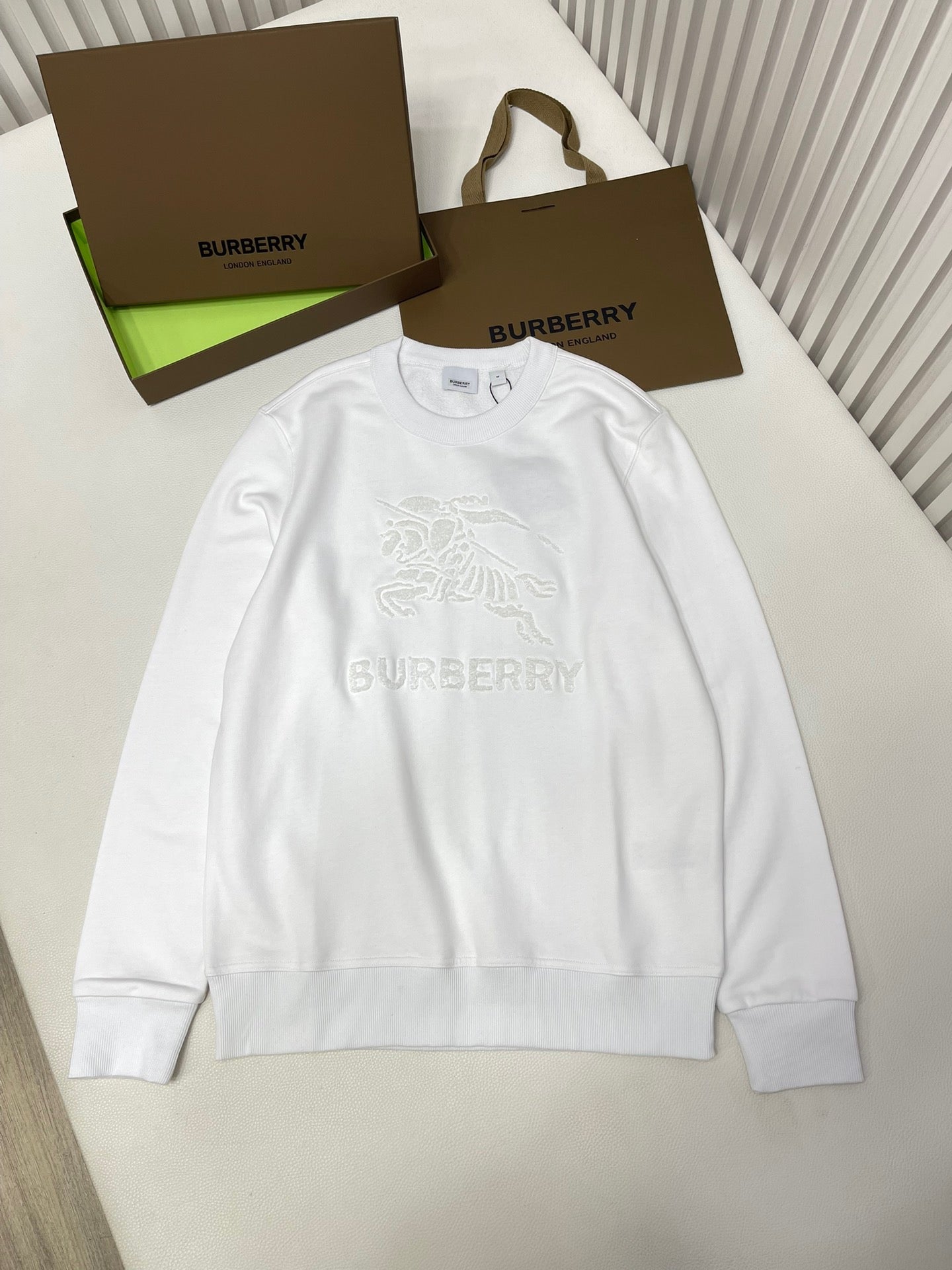 Sudadera en blanco y negro