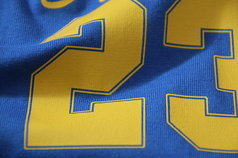 Blaues und schwarzes T-Shirt