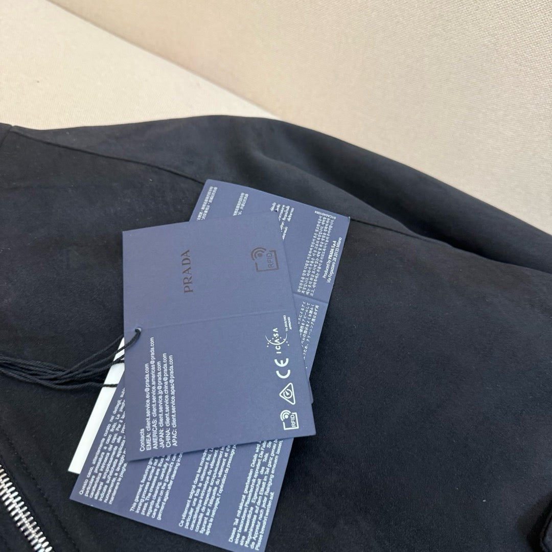 Schwarze und khakifarbene Jacke