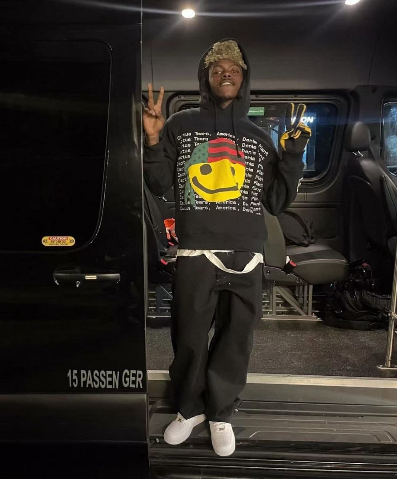 جارزة سوداء بقبعة شتوية