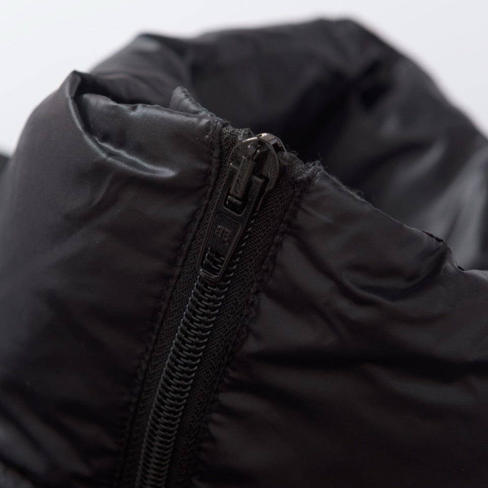 Schwarze und weiße Jacke
