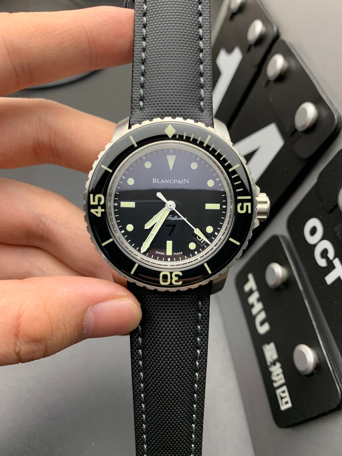Schwarze Uhr