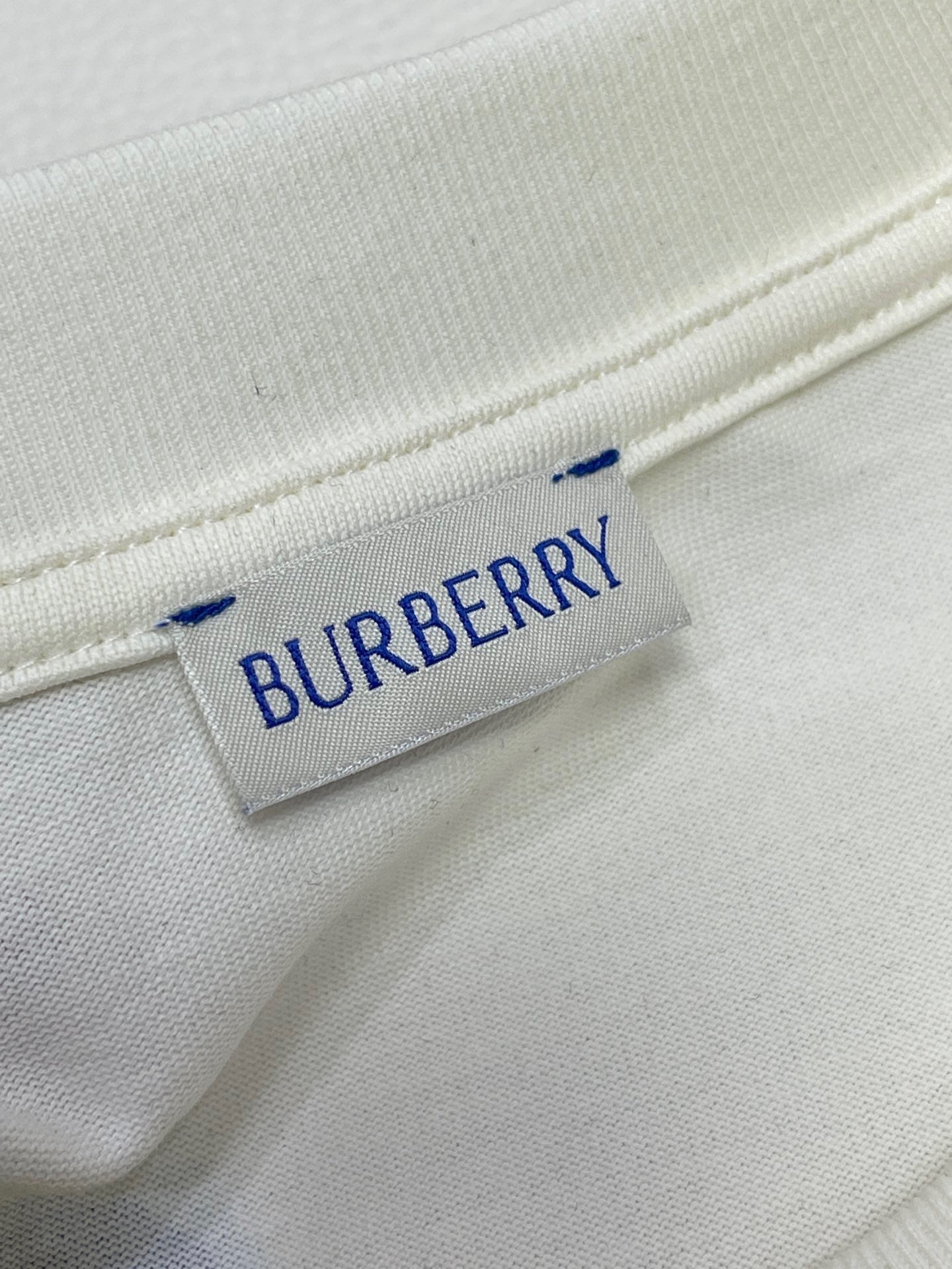 Weißes und himmelblaues T-Shirt