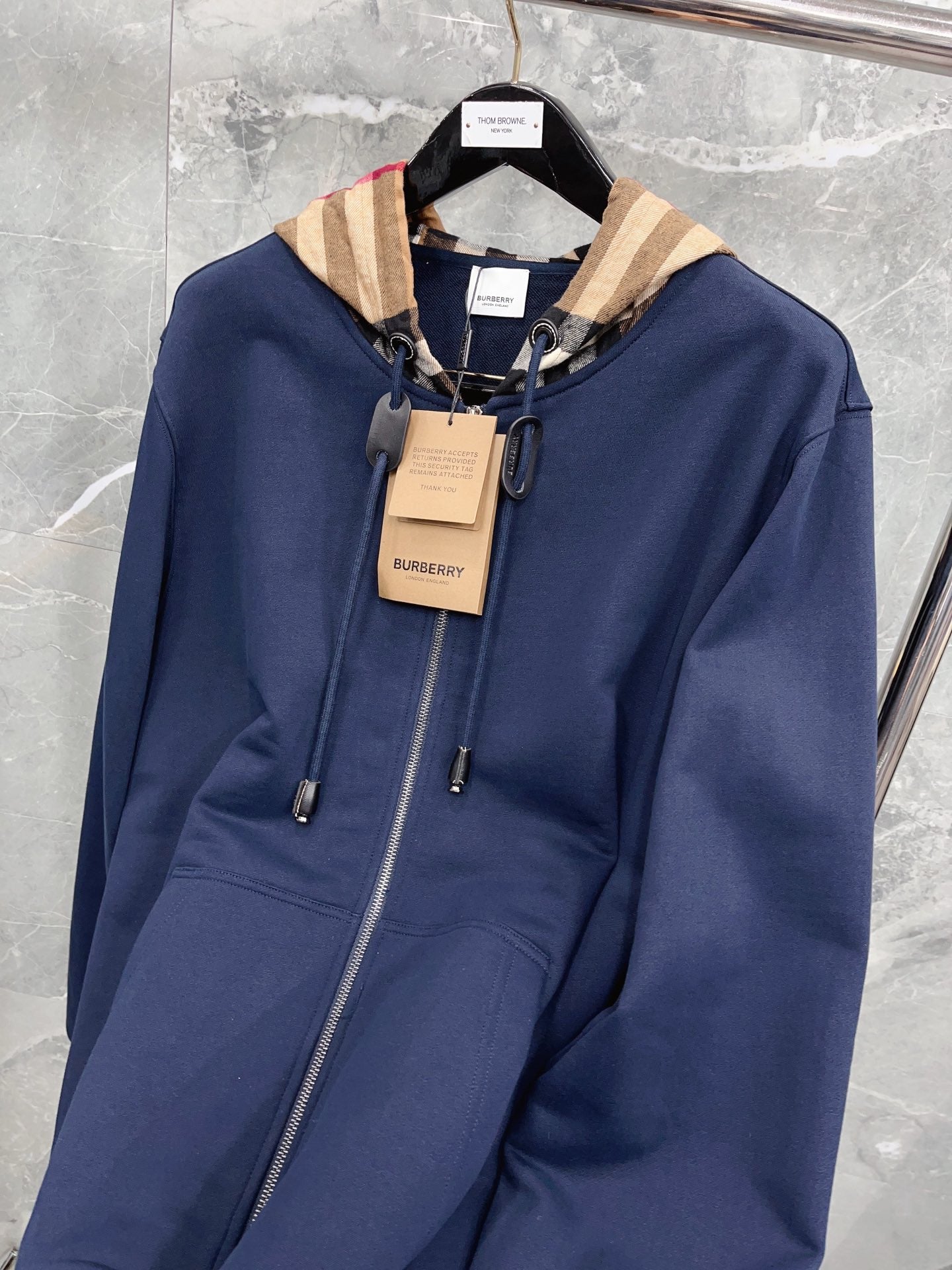 Schwarze, dunkelblaue, graue und khakifarbene Jacke