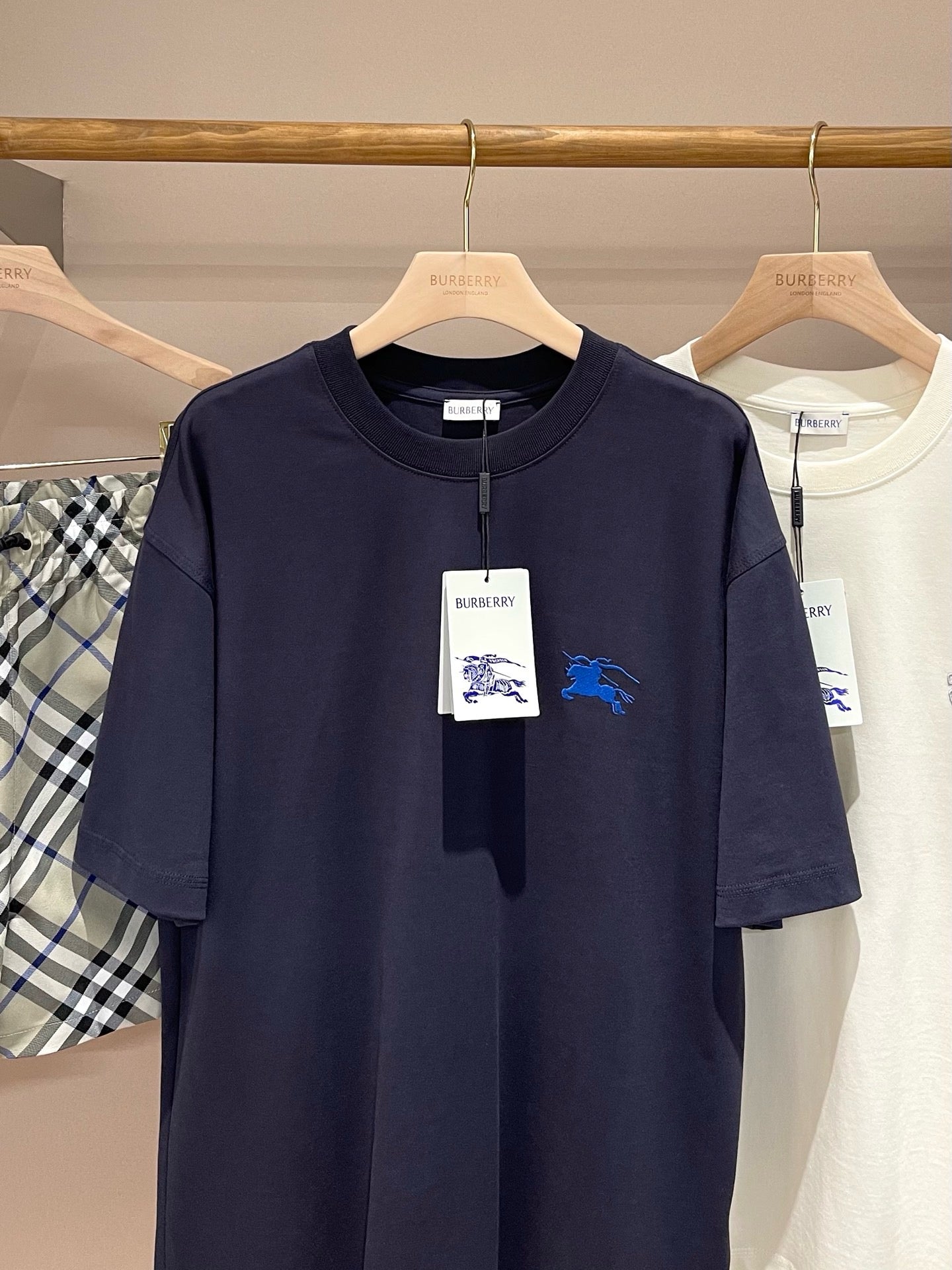 تي شيرت أزرق داكن وكاكي