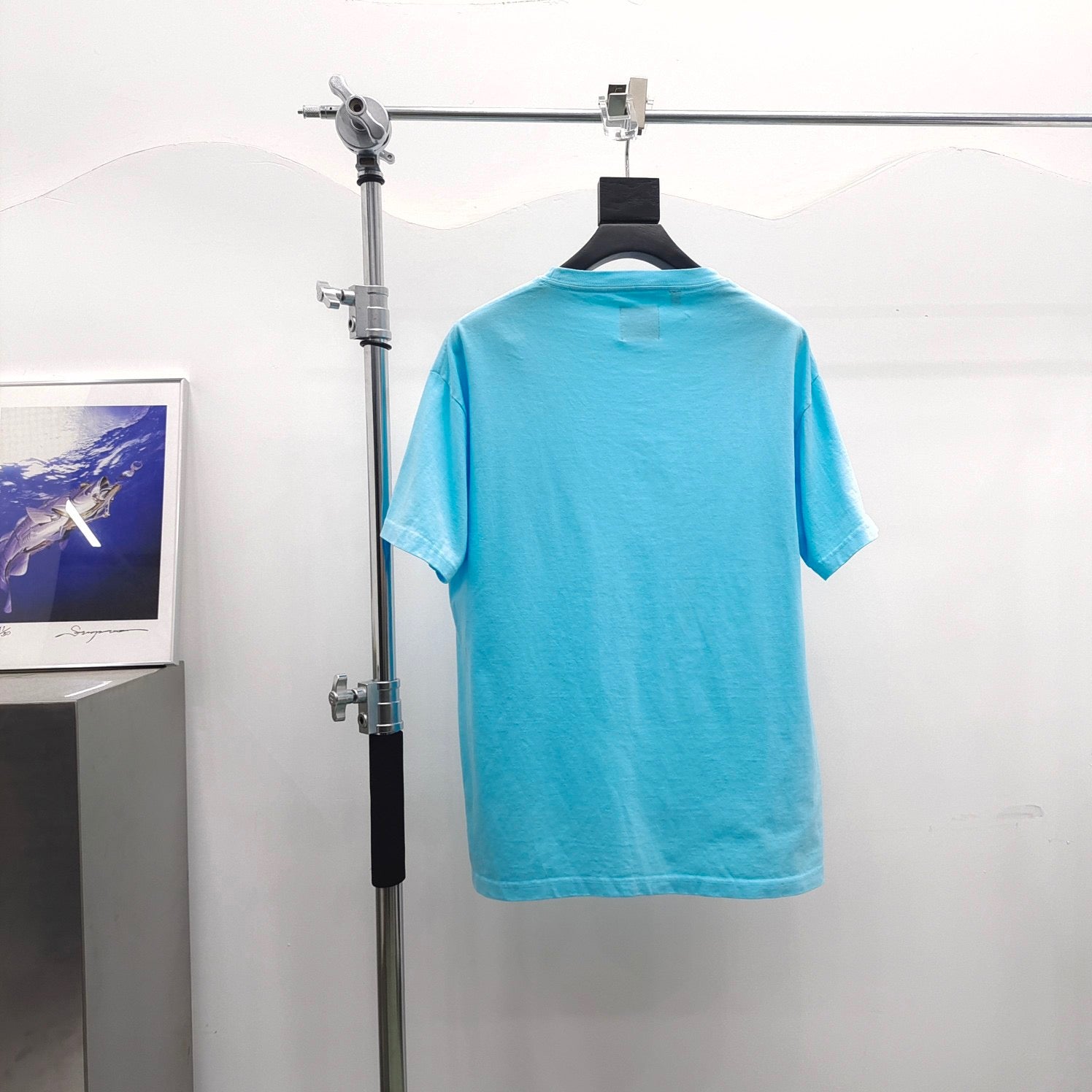 T-Shirt in Seeblau und Off-White