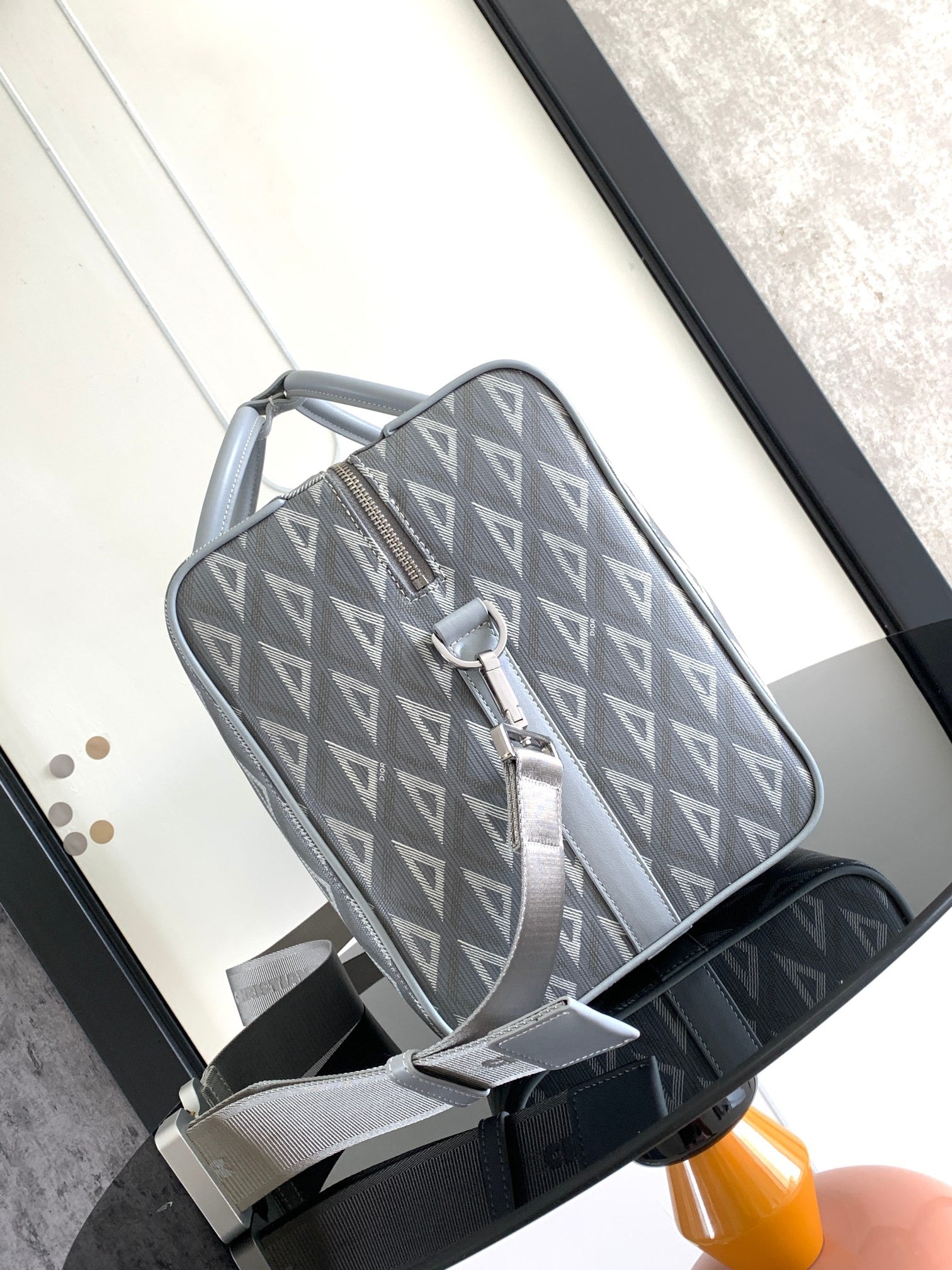 Graue und schwarze Tasche