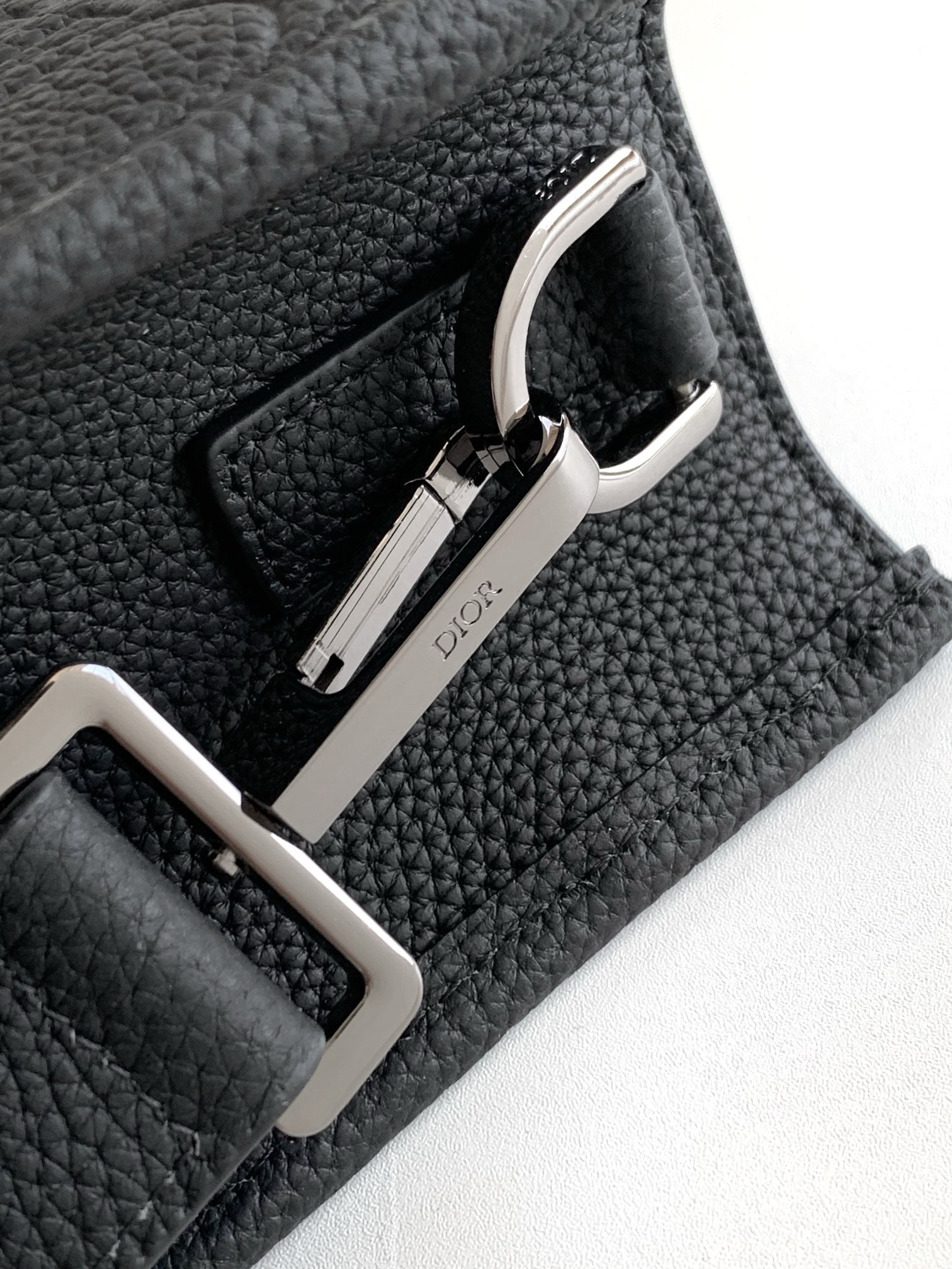 Graublaue und schwarze Tasche