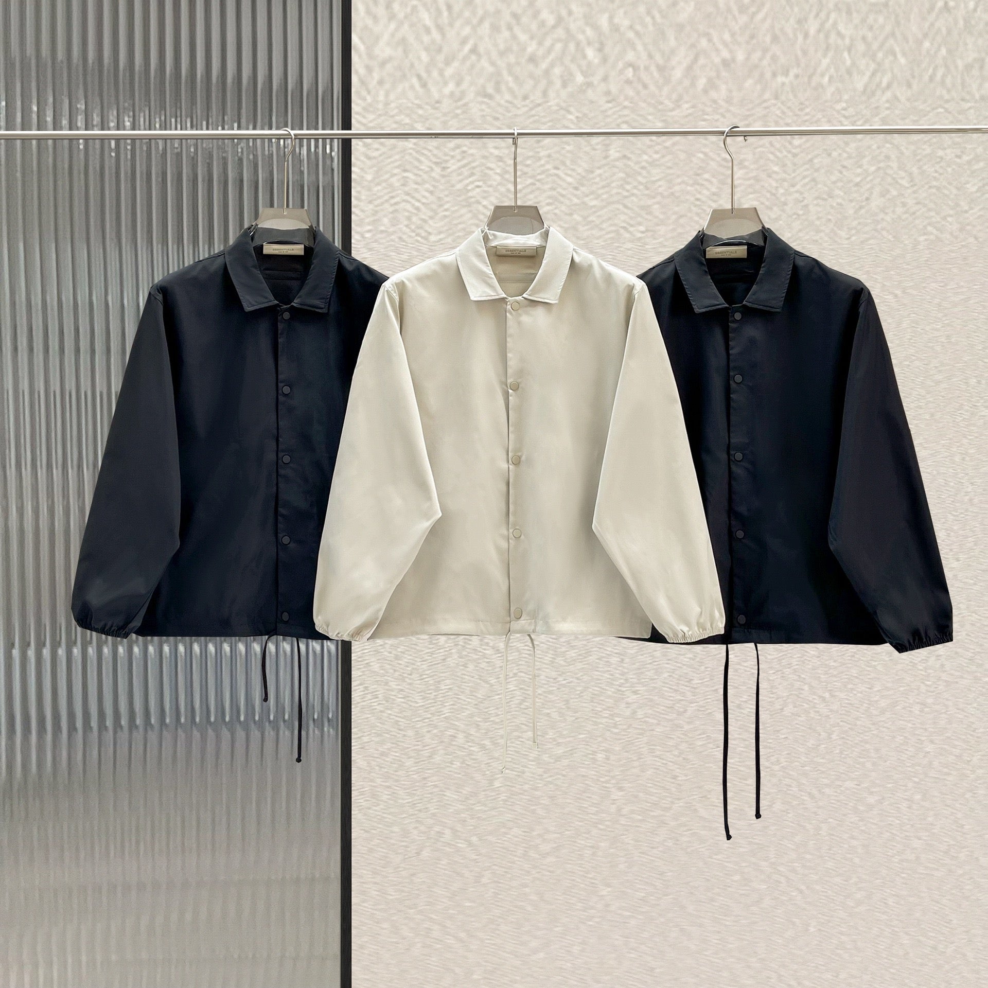 Schwarze und weiße Jacke