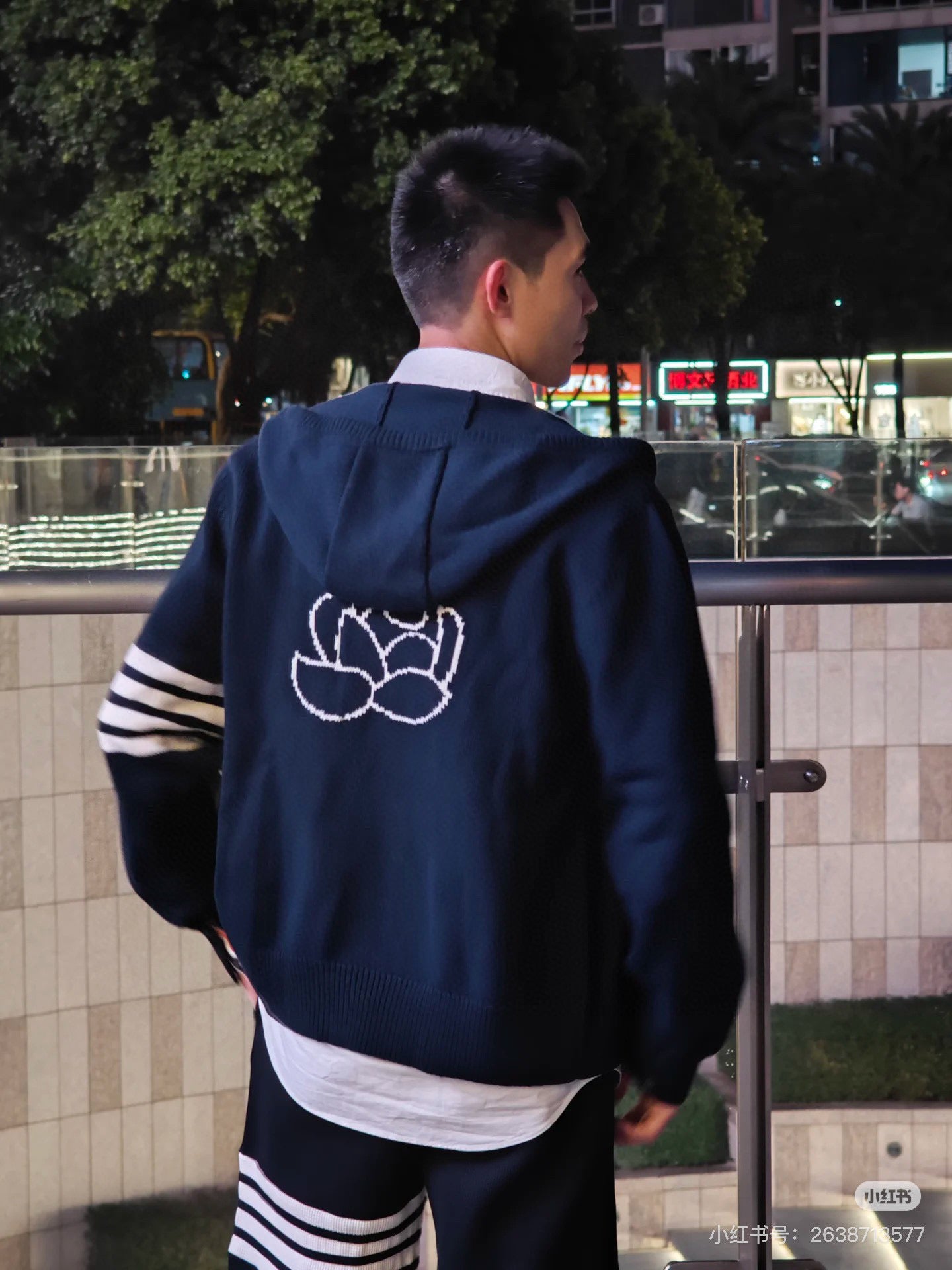 سترة متعددة الألوان