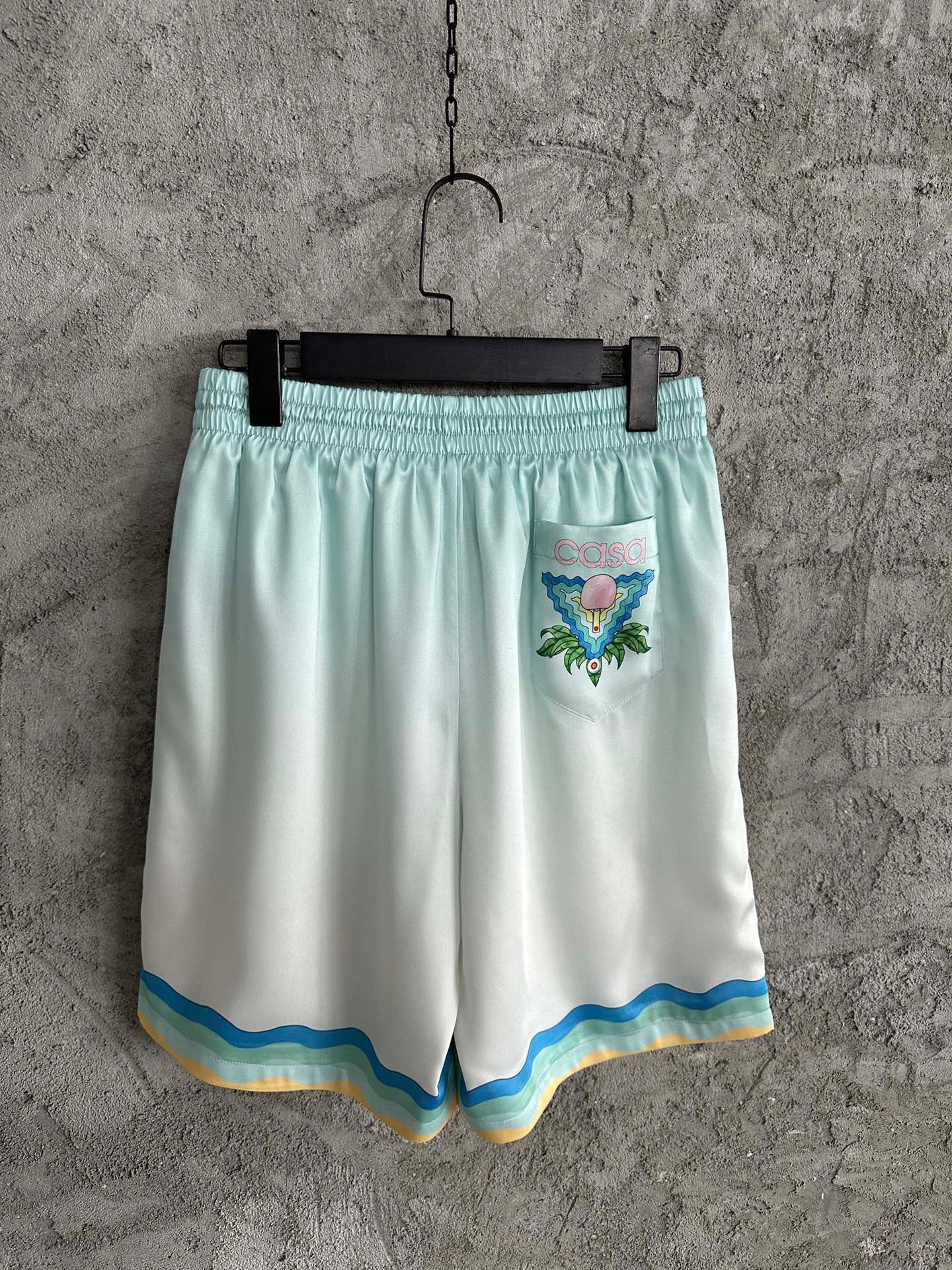 Himmelblaue Shorts