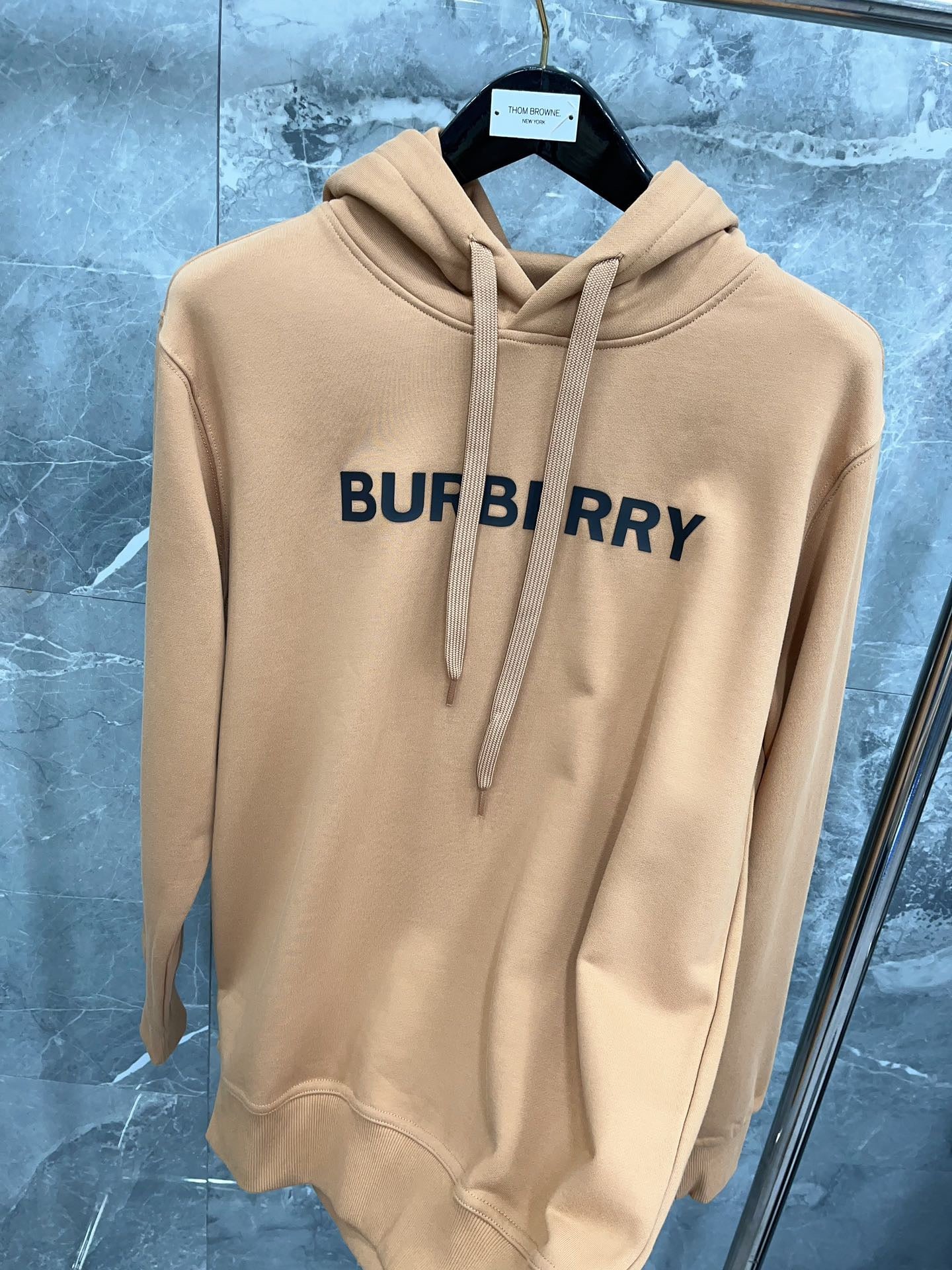 هودي أسود، كاكي، أزرق وأحمر