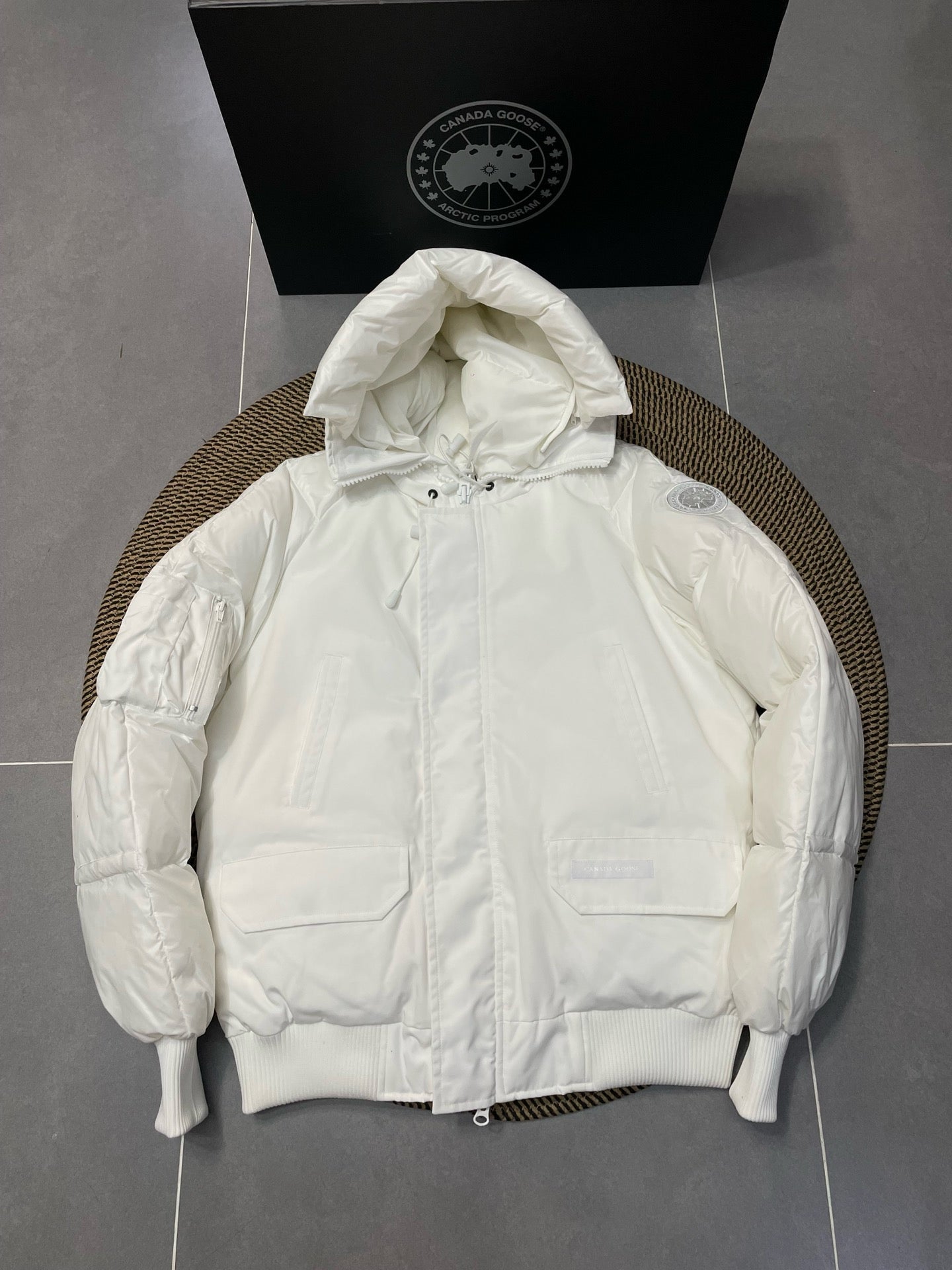 weiße und schwarze Jacke