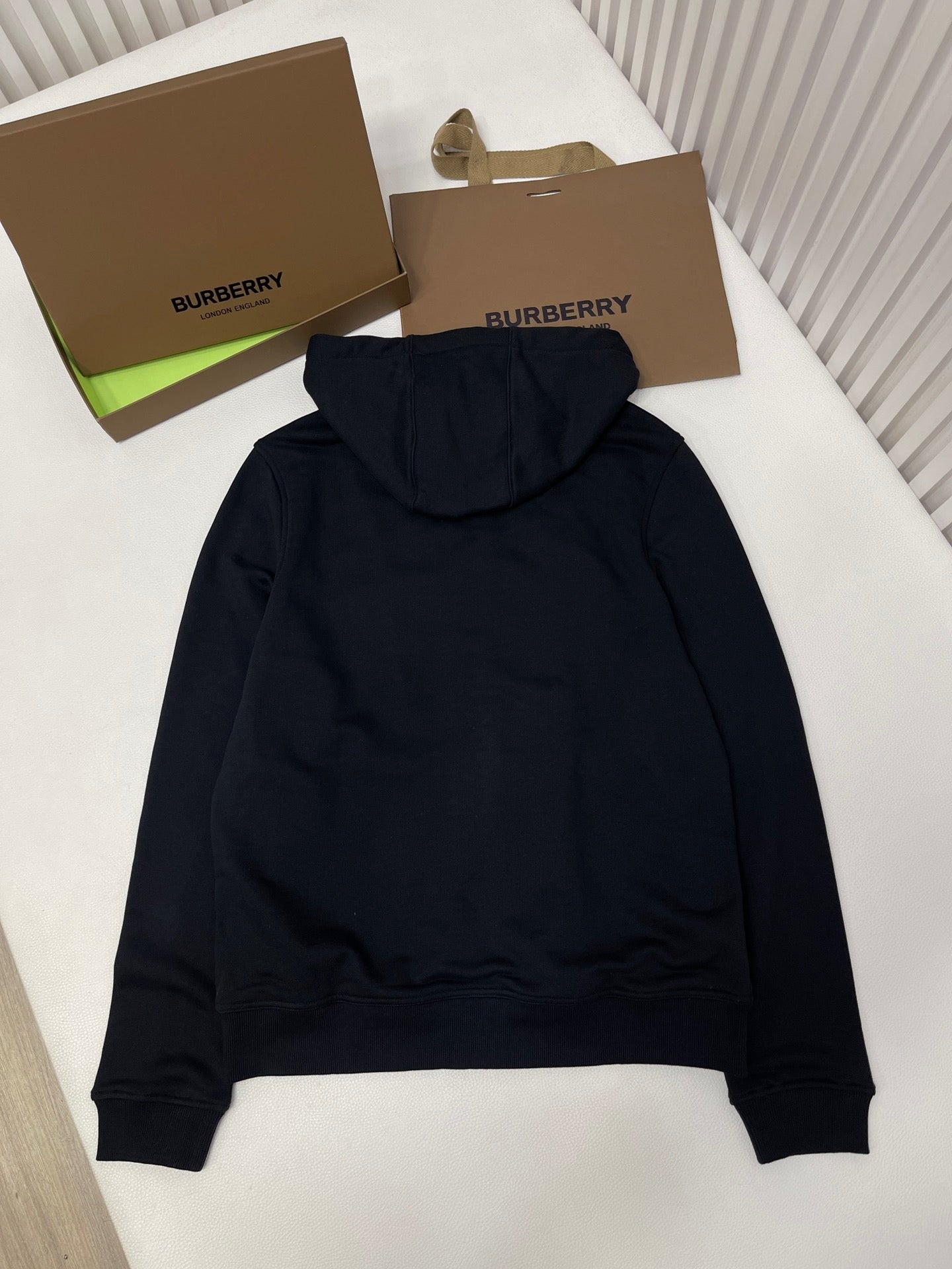 Schwarze und graue Jacke