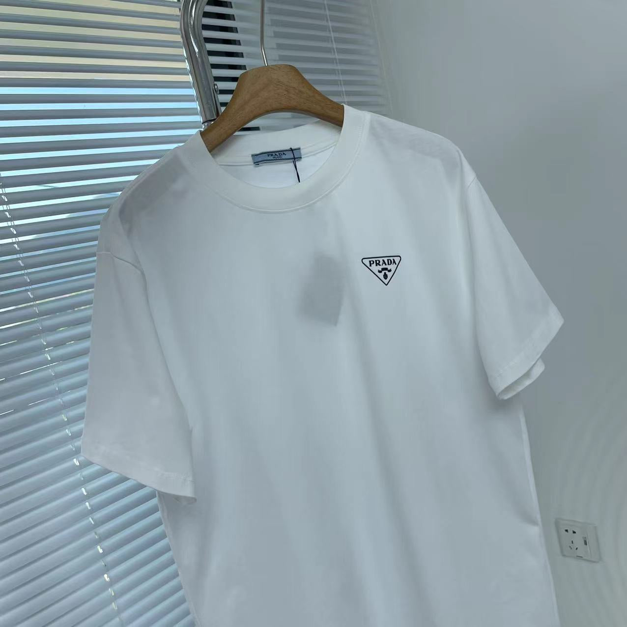 Schwarz-weißes T-Shirt