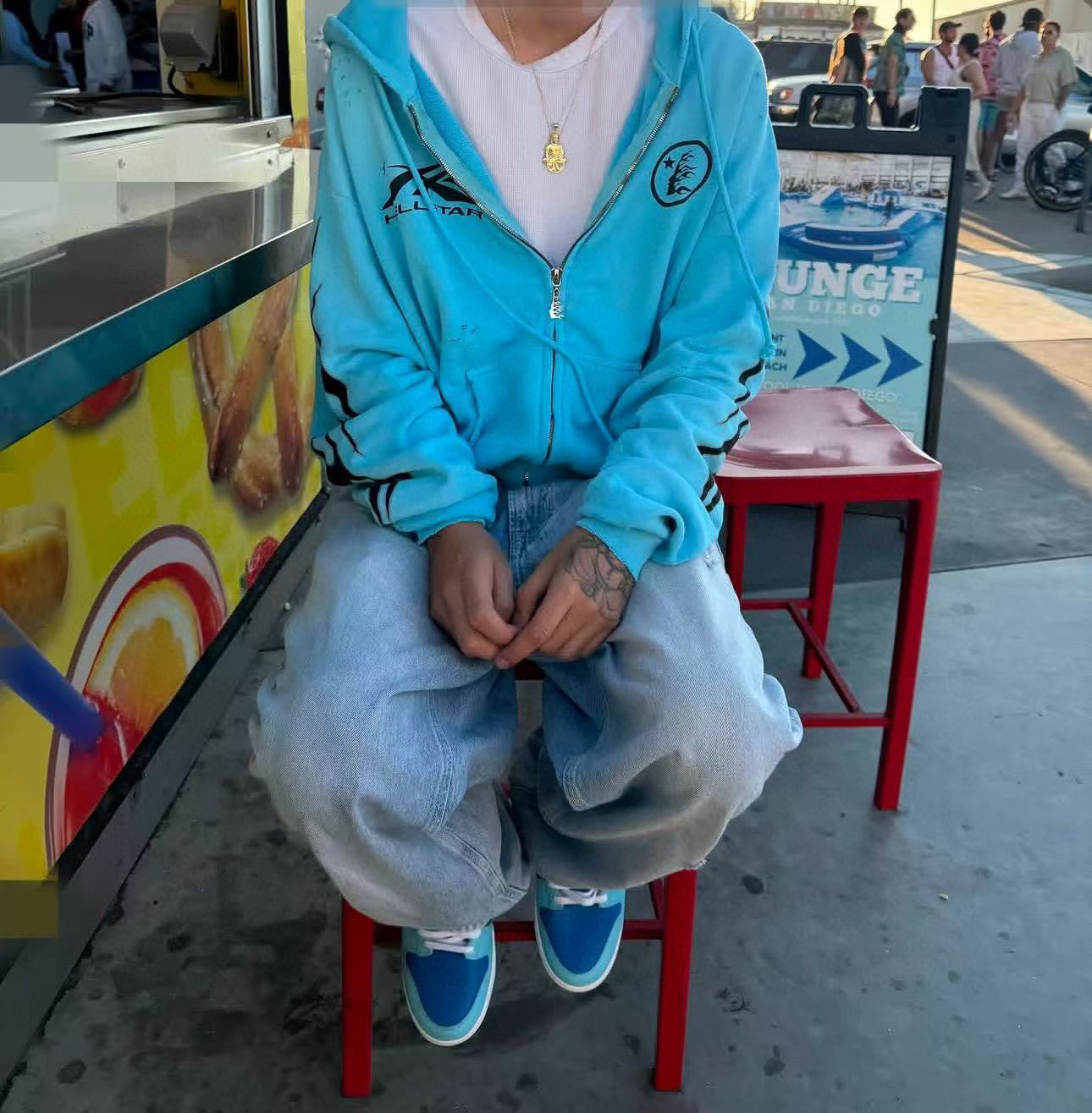 Himmelblauer Hoodie