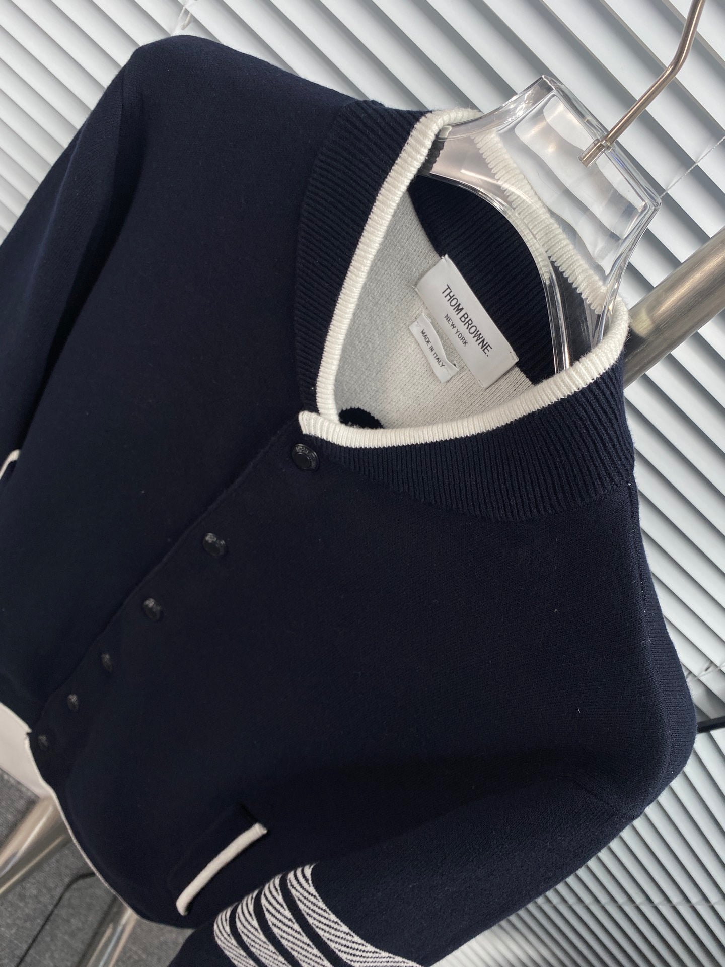 Blaue und graue Jacke
