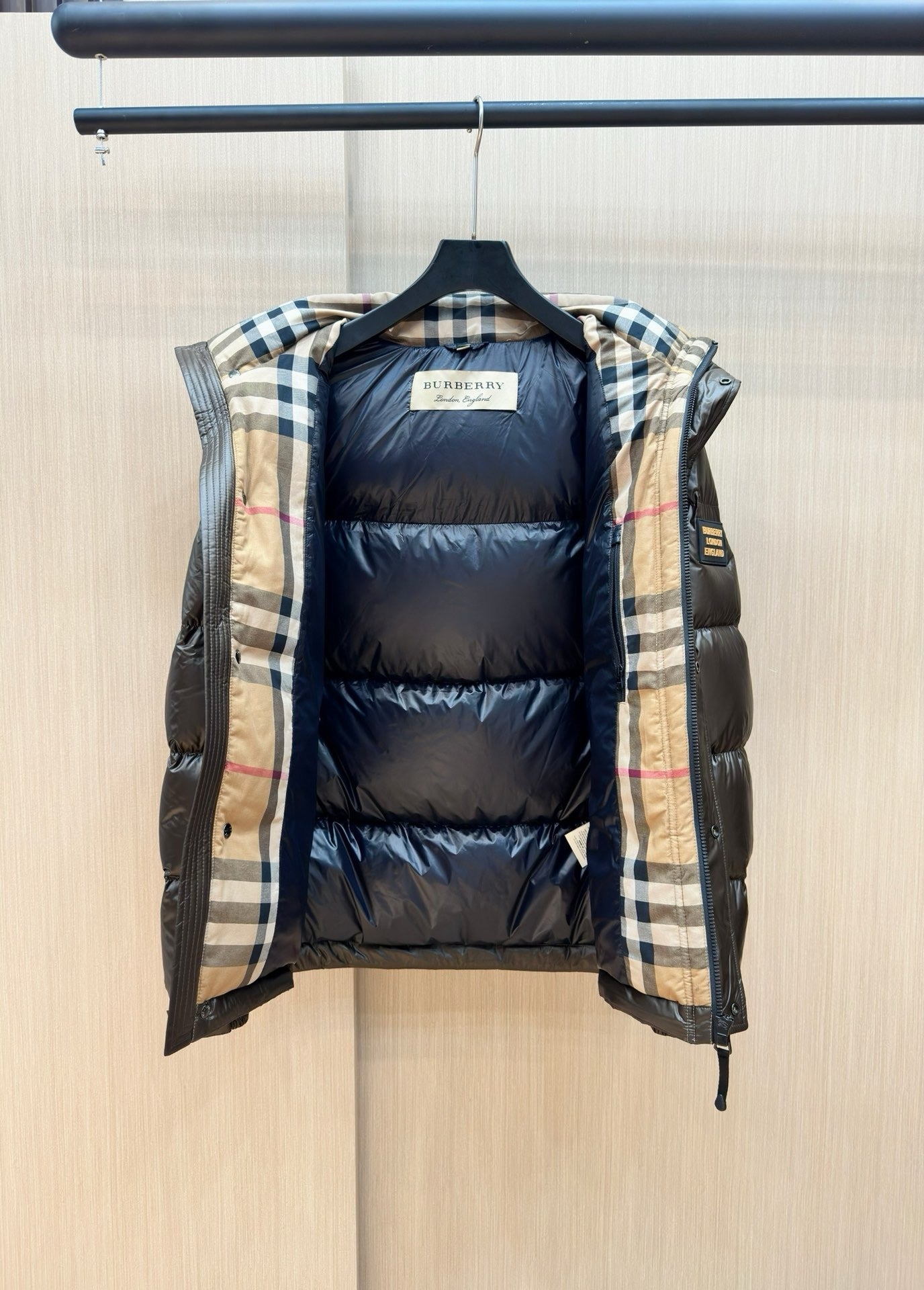 Schwarze und dunkelblaue Jacke