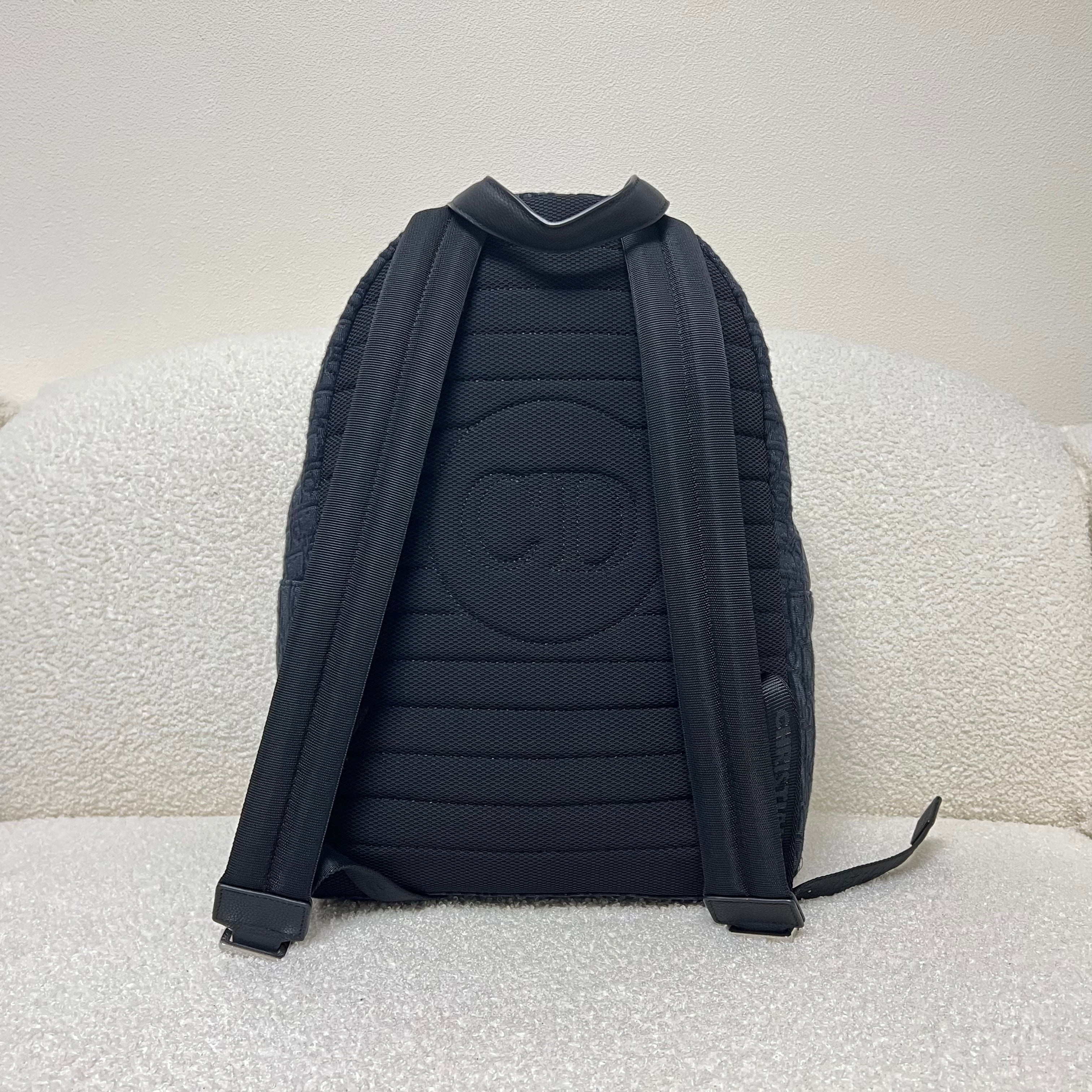 Blaue und schwarzgraue Tasche