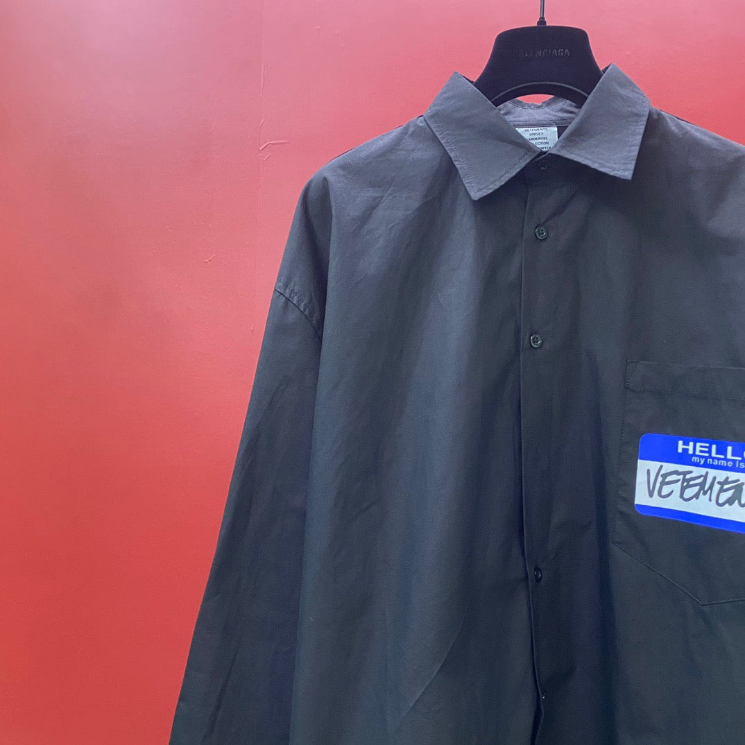 Schwarze und weiße Jacke