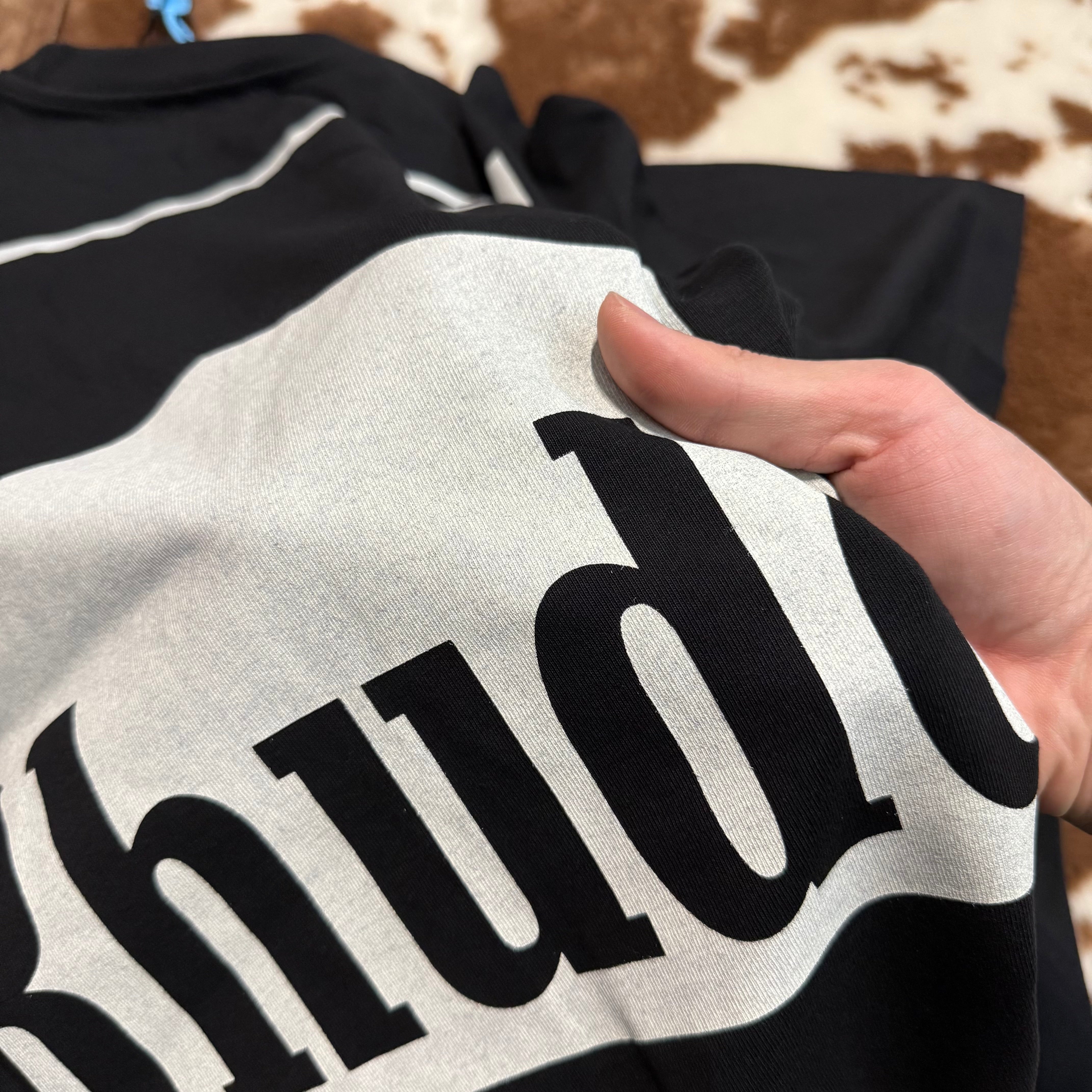 Schwarz-weißes T-Shirt