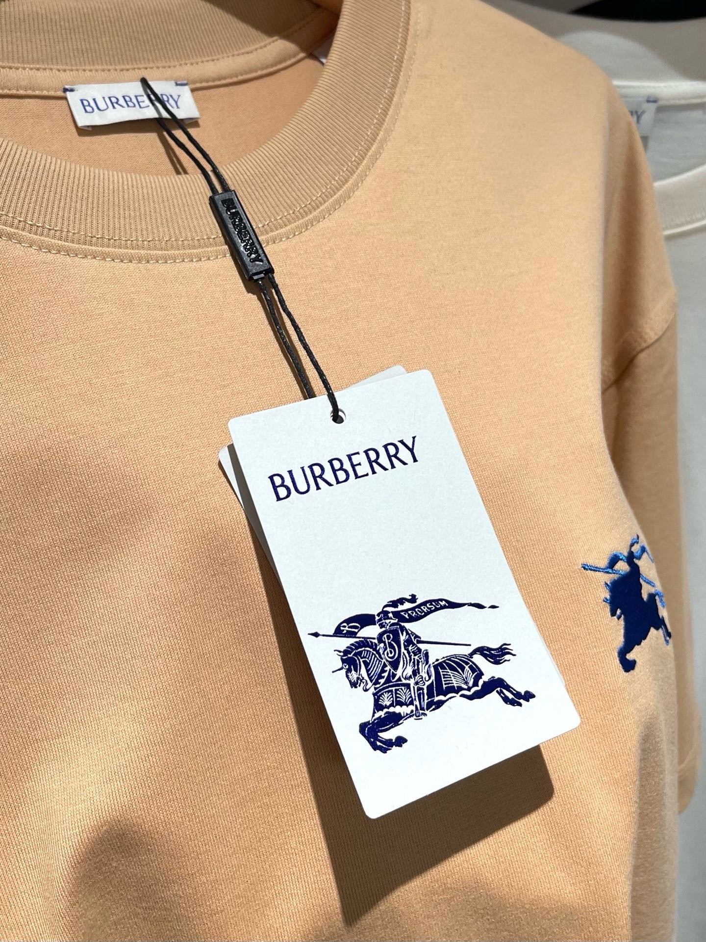 Dunkelblaues und khakifarbenes T-Shirt