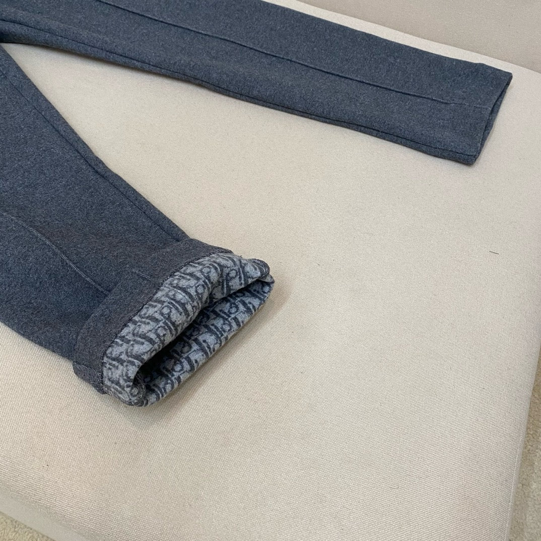 Pantalón negro oscuro y caqui