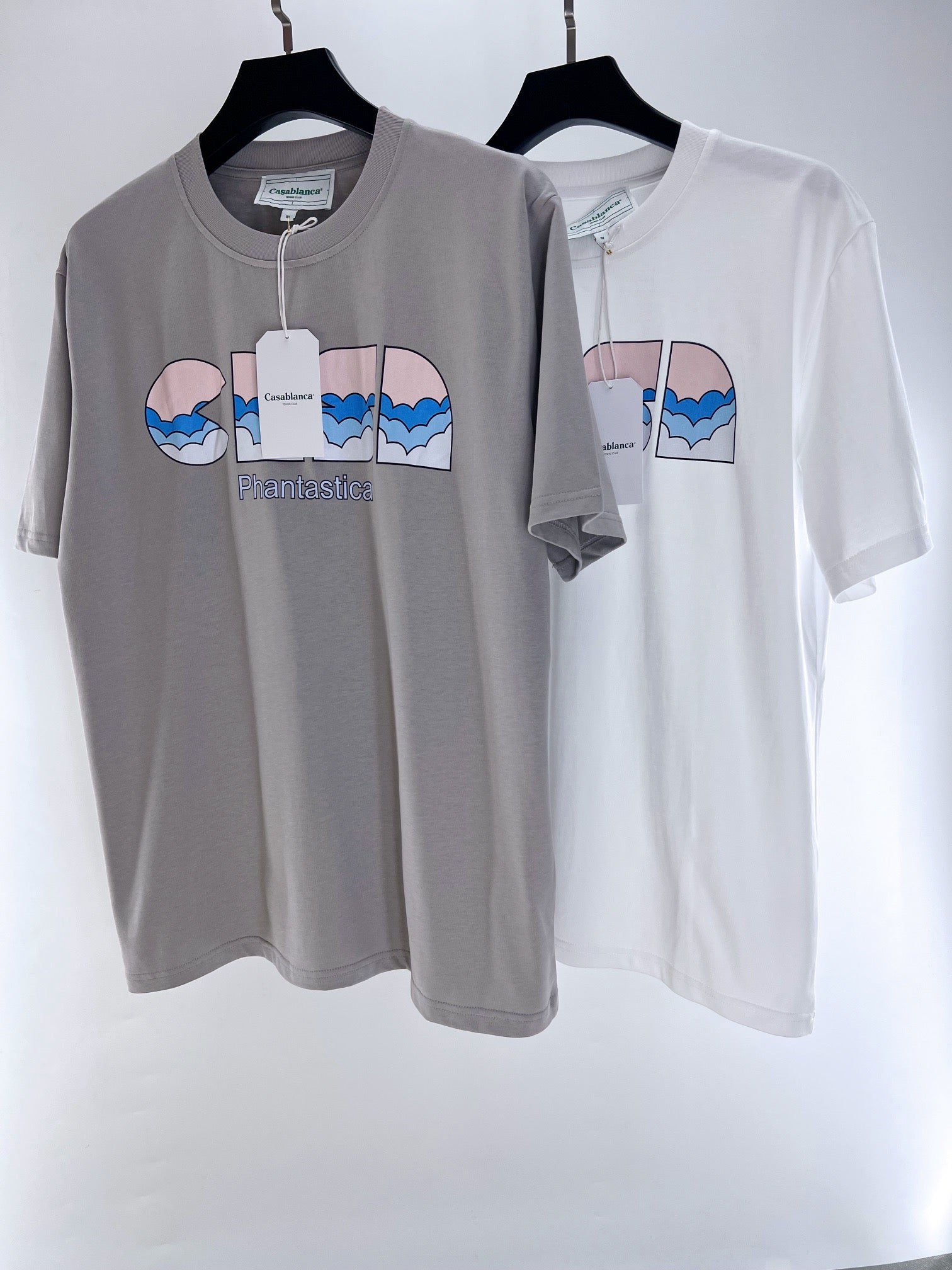 Graues und weißes T-Shirt