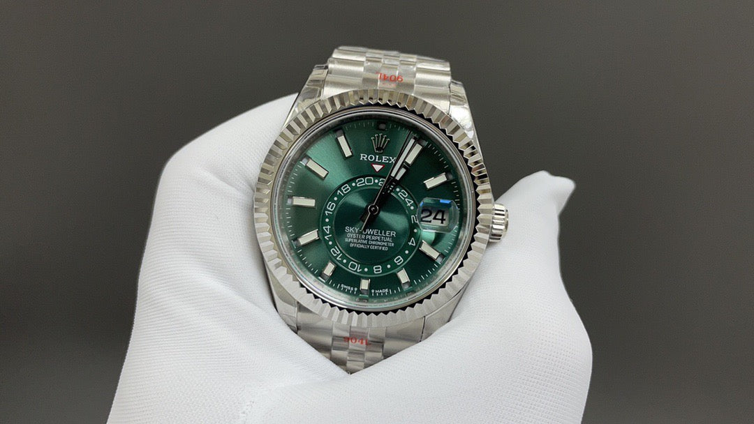 Weiß-grüne Uhr