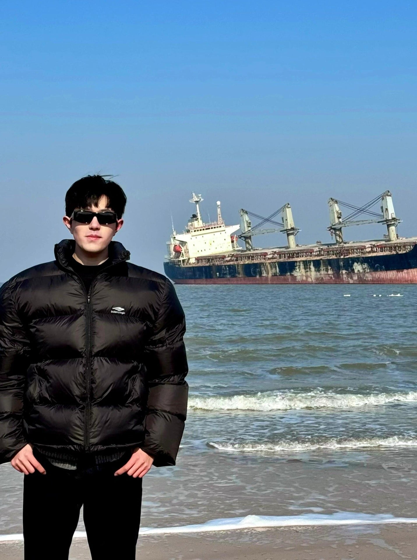 Schwarze und weiße Jacke