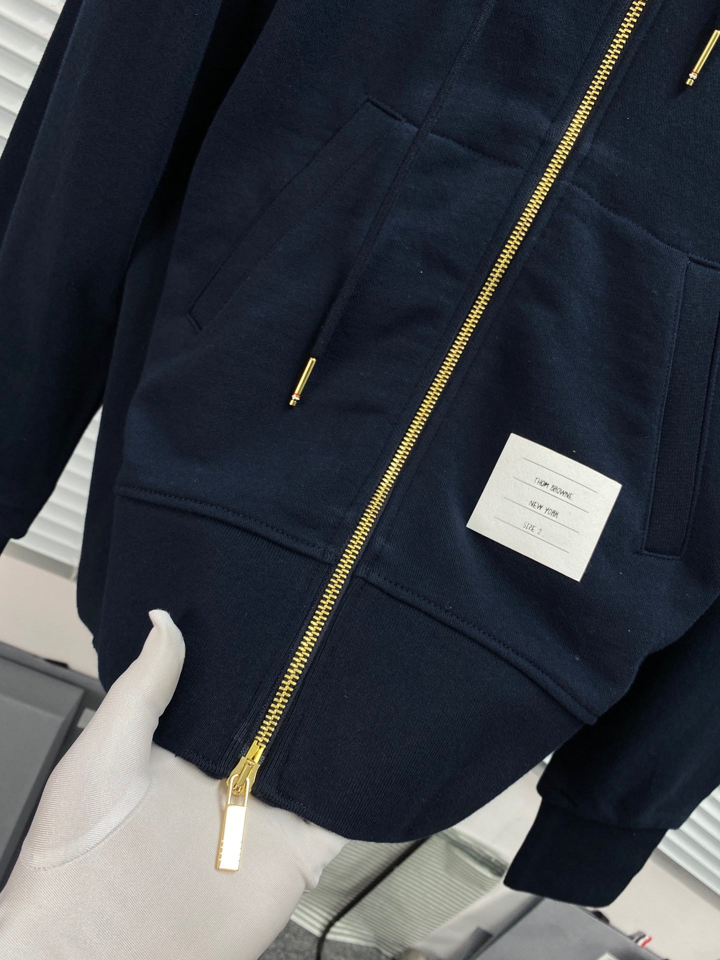 Dunkelblaue und graue Jacke