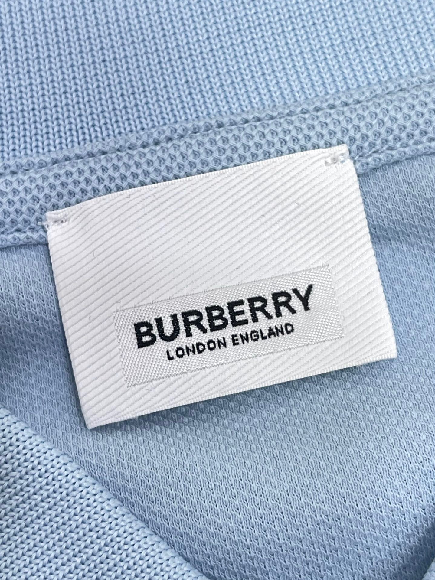 Poloshirt in Schwarz, Weiß, Marineblau und Hellblau
