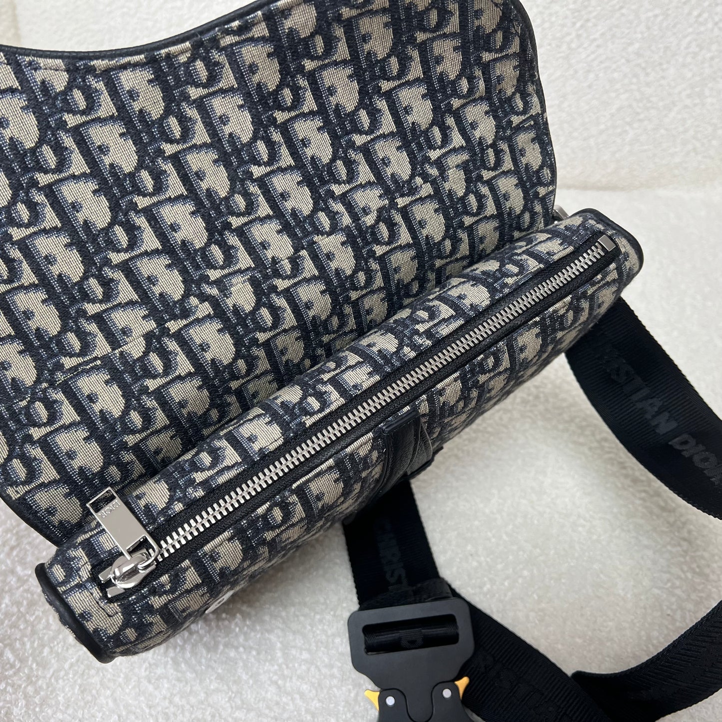 Blaue und schwarzgraue Tasche